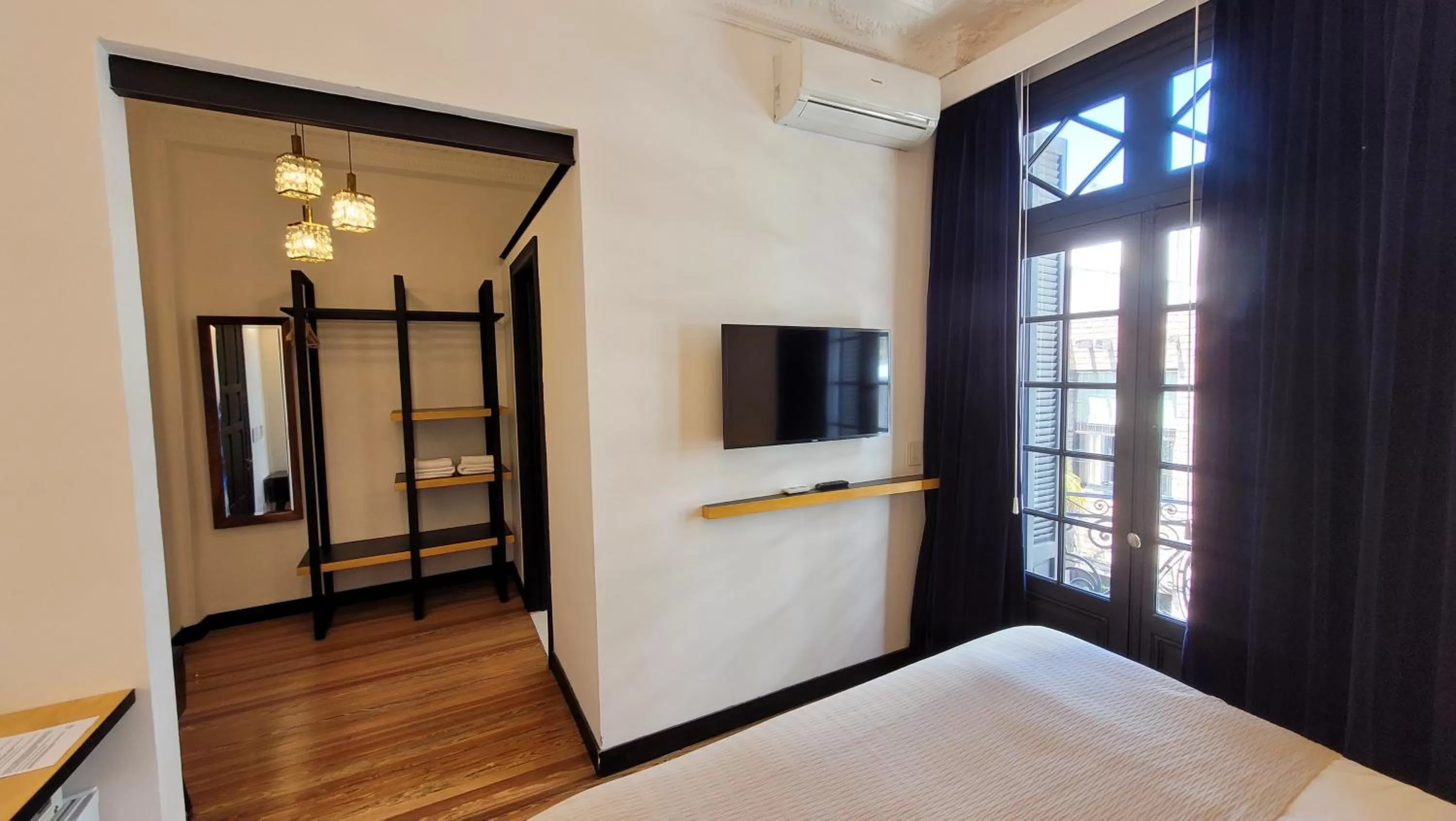 Bed, TV/Entertainment Center in FAUNA Montevideo