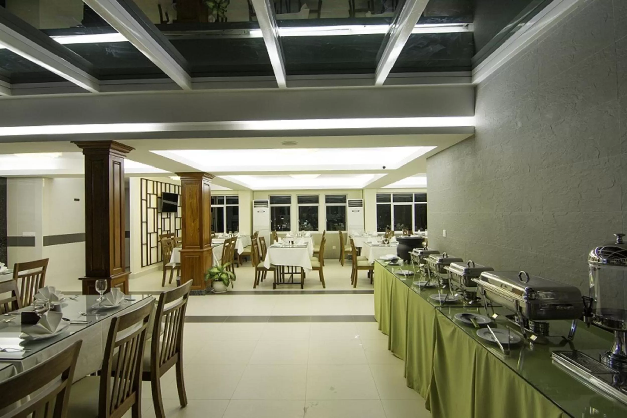 Restaurant/places to eat in Rose Emerald Hotel