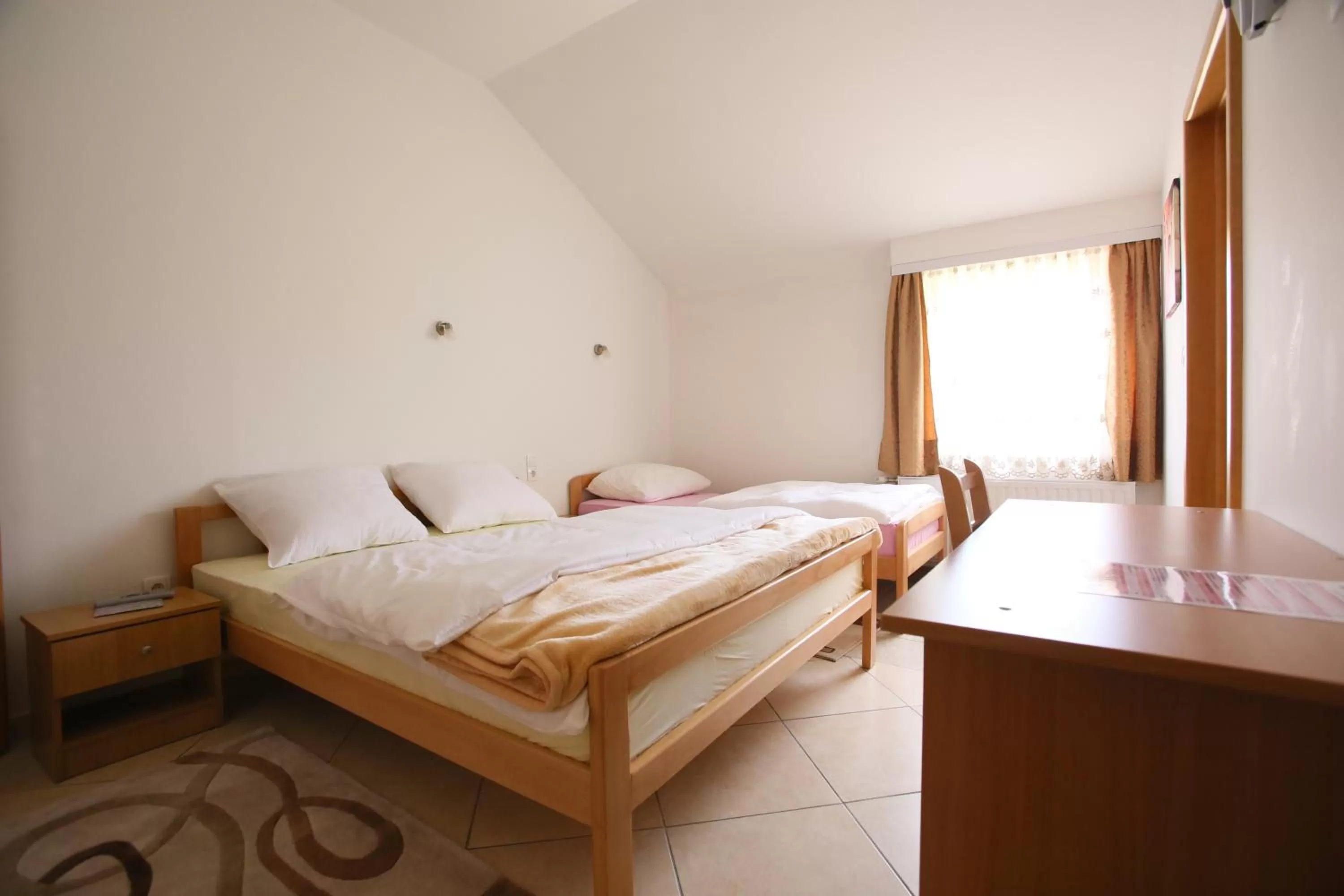 Photo of the whole room, Bed in Motel Maks