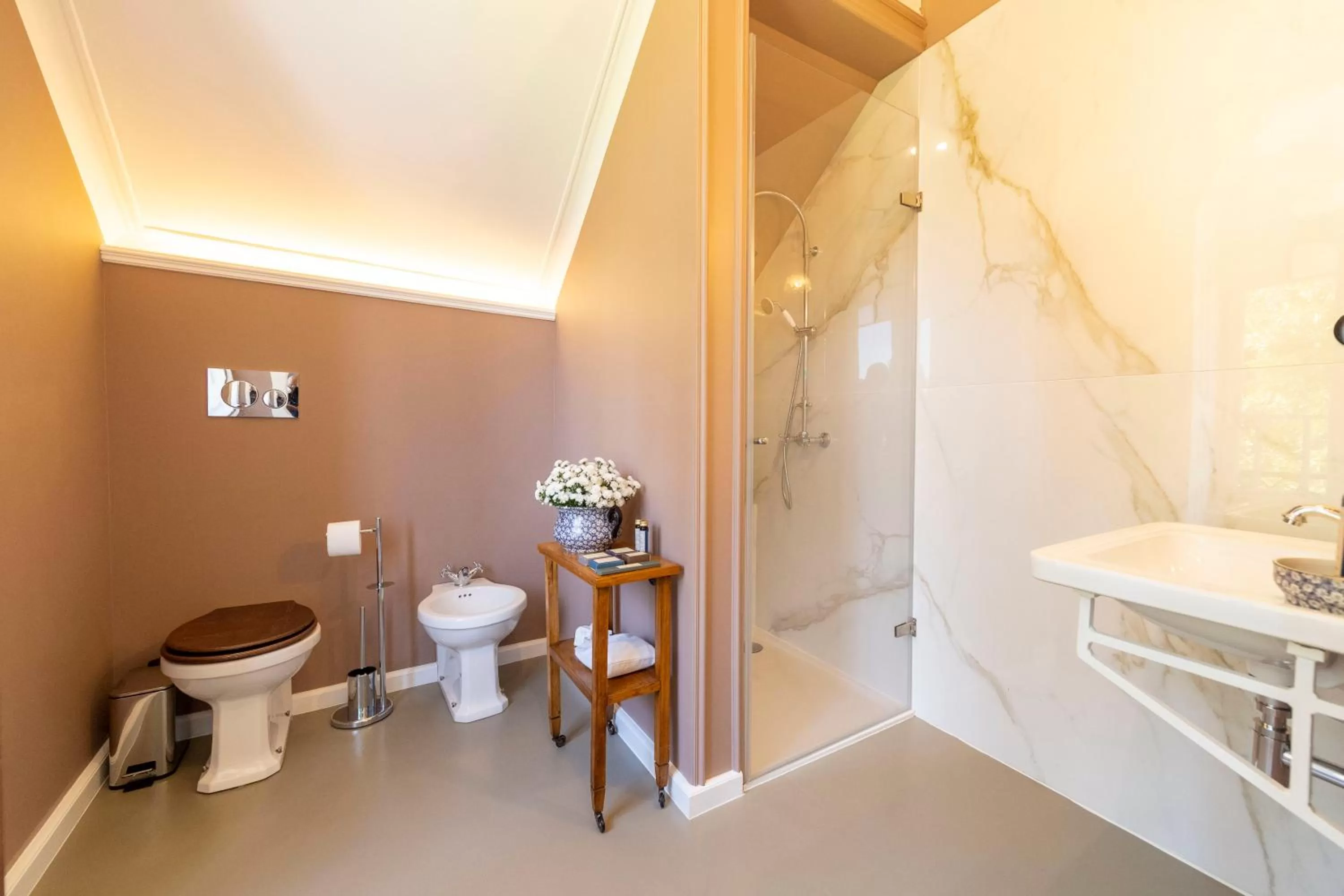 Toilet in The Grove Houses