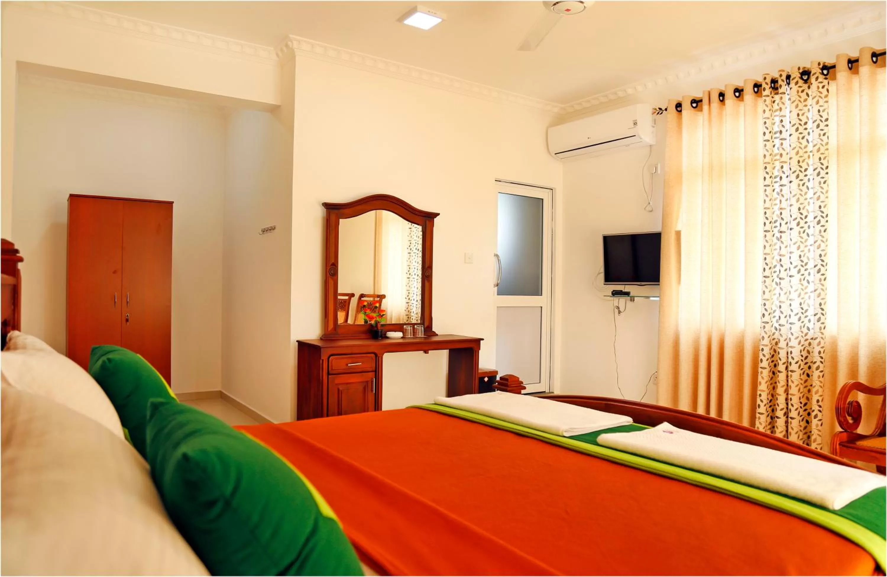 Communal lounge/ TV room, Bed in Ronaka Airport Transit Hotel