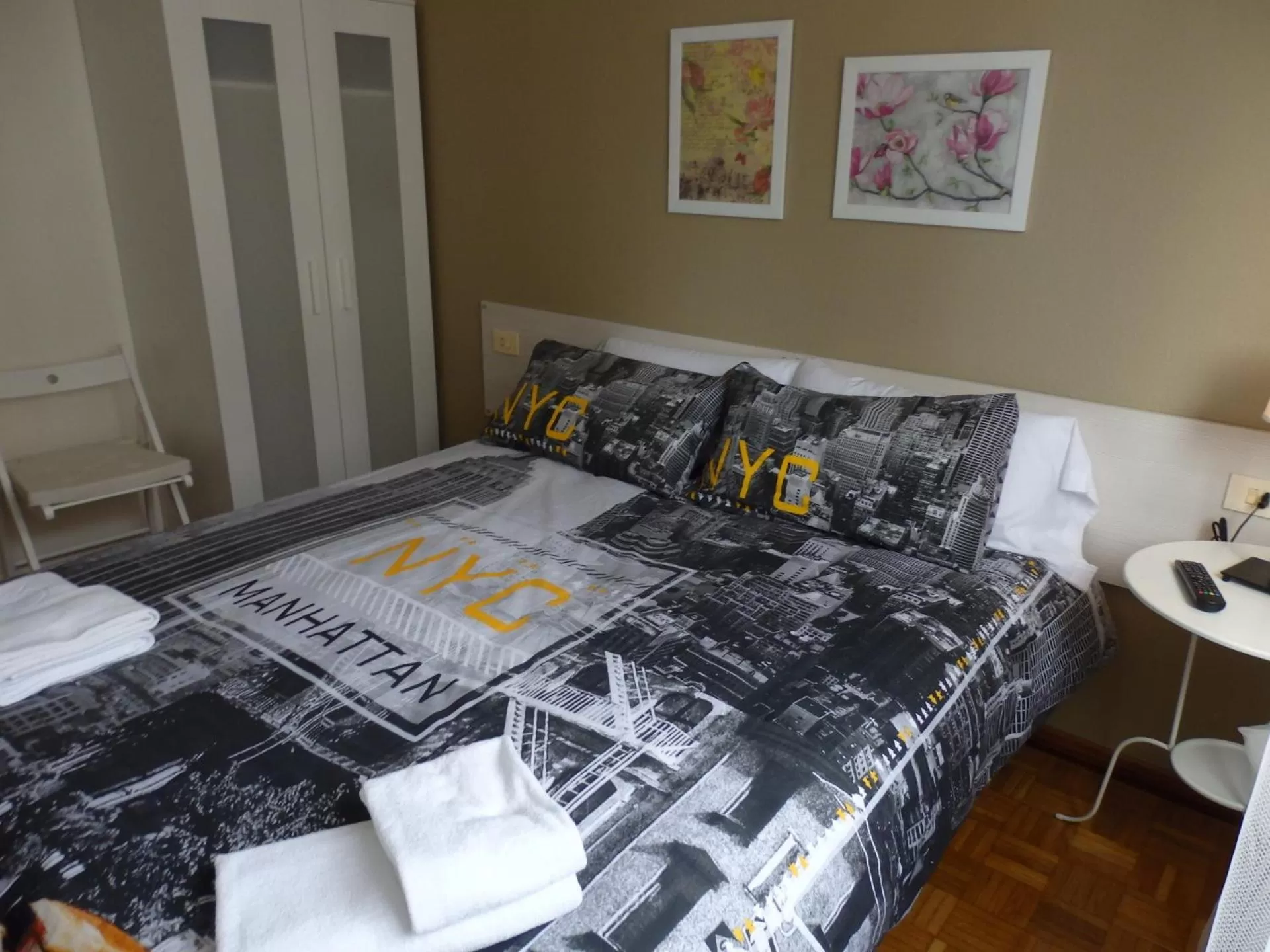 Photo of the whole room, Bed in Alojamientos Iruña