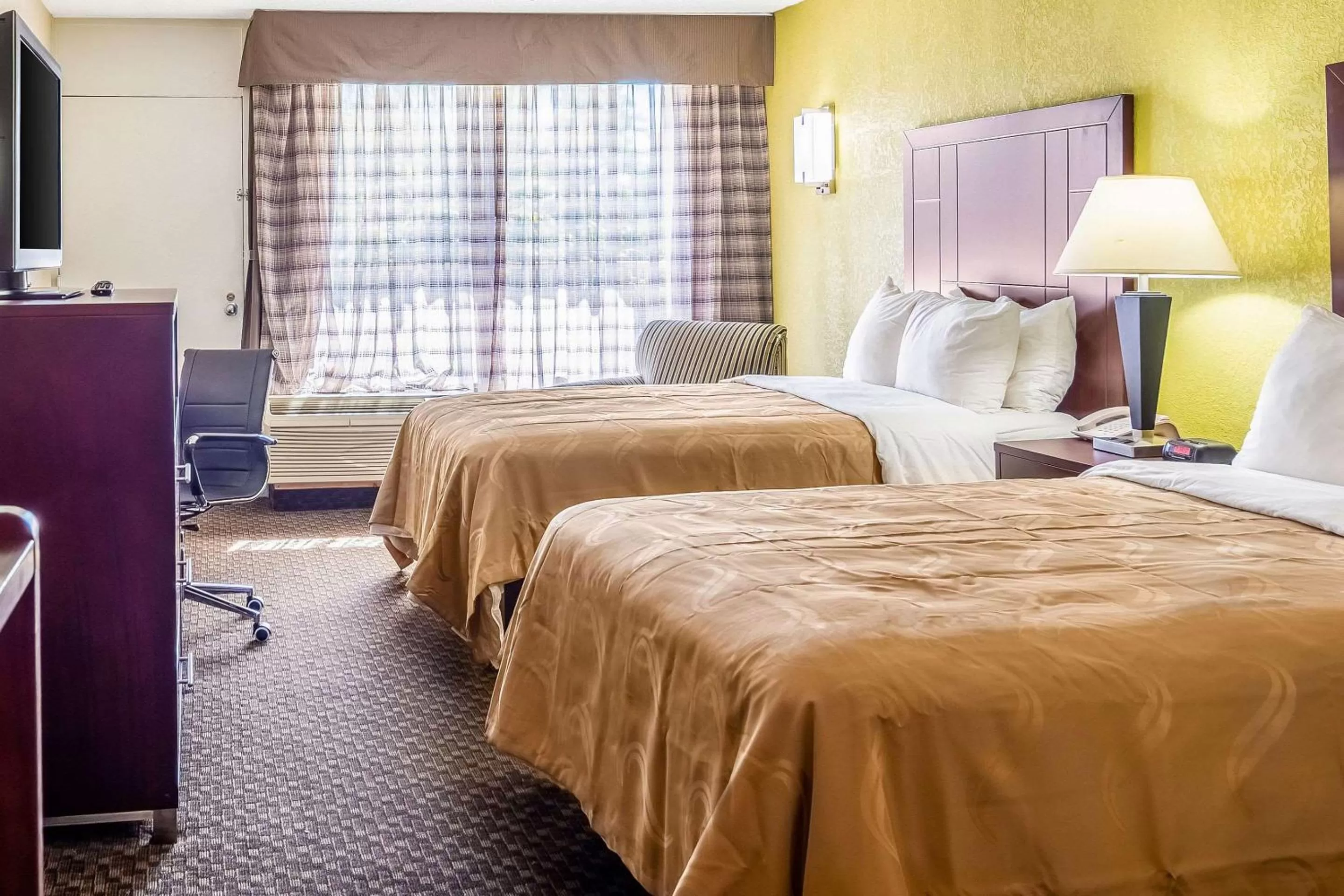 Photo of the whole room, Bed in Quality Inn Central