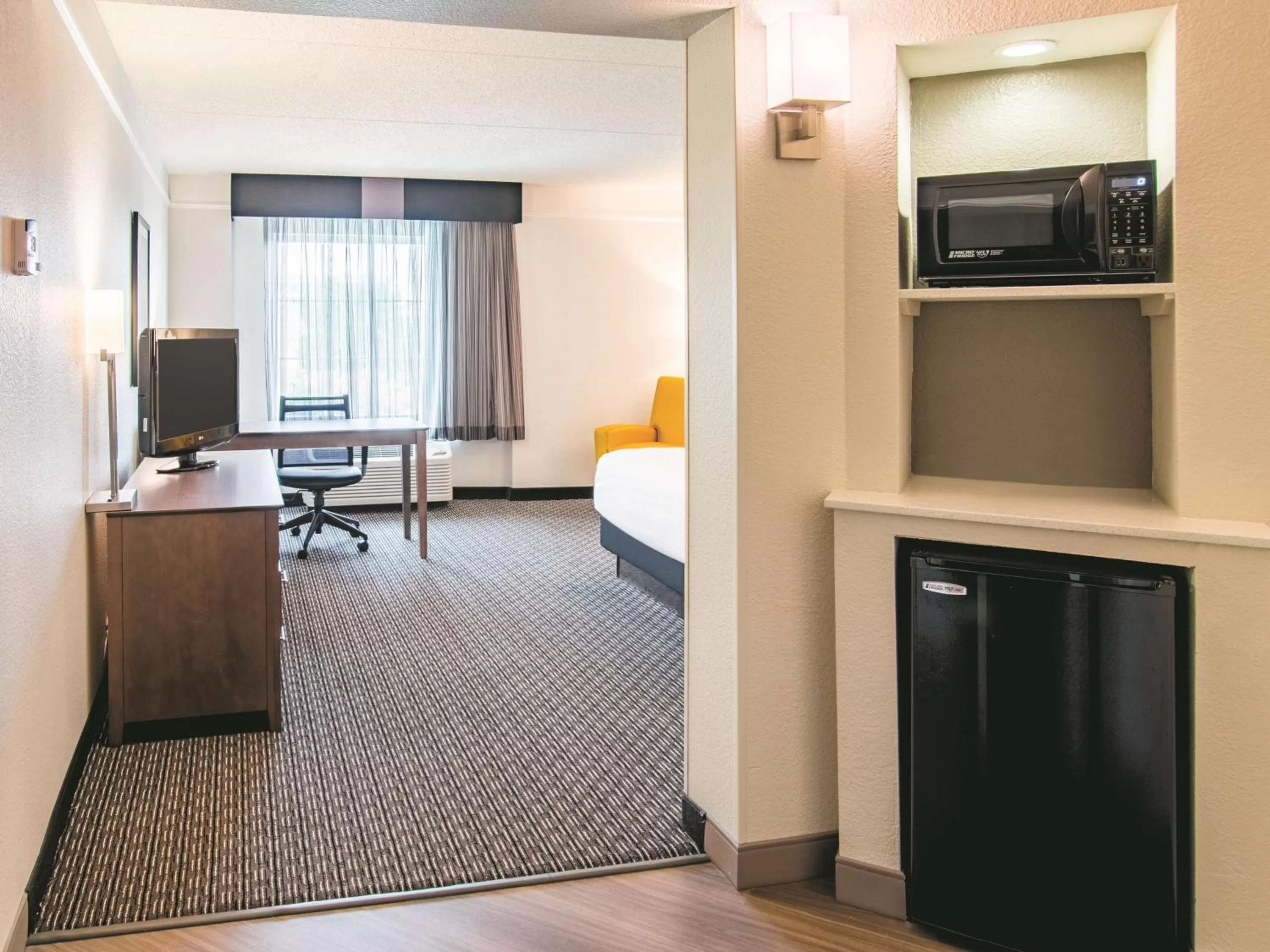 Photo of the whole room in La Quinta by Wyndham Fort Worth City View