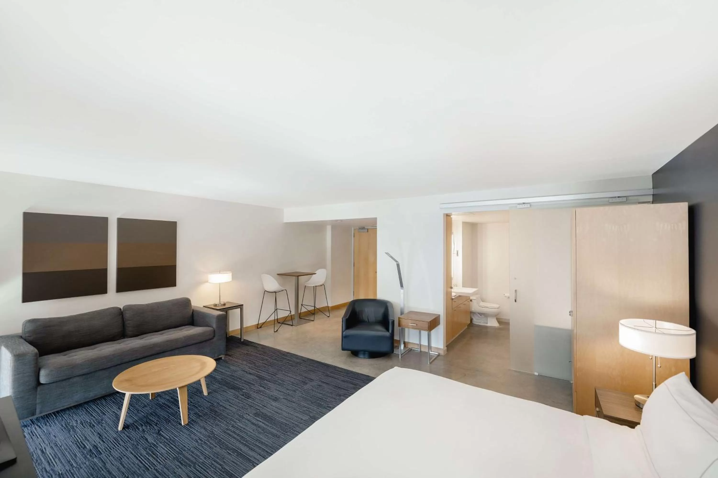 King Room with Kitchenette in Hotelvetro Iowa City, Tapestry Collection By Hilton