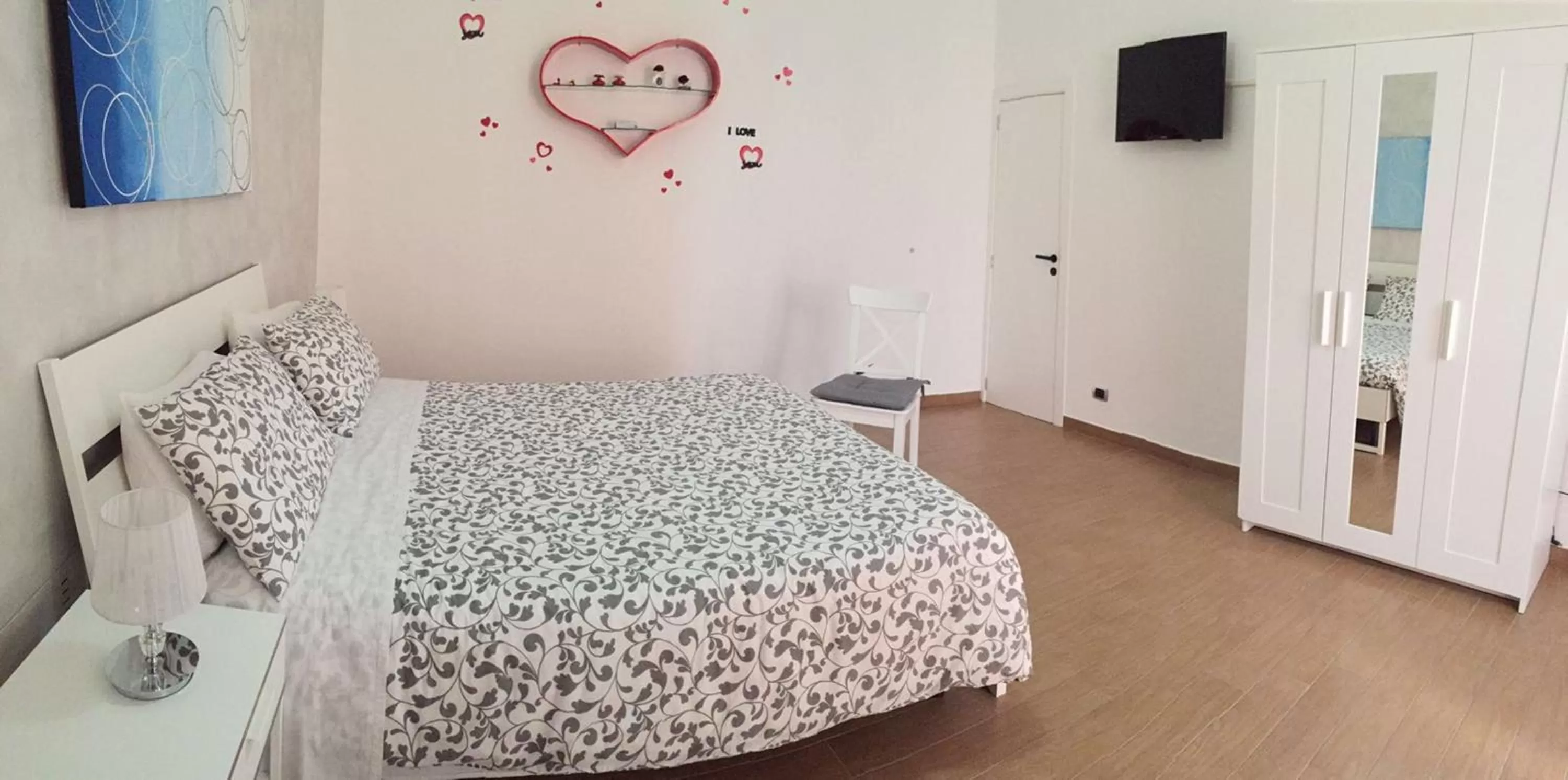 Photo of the whole room, Bed in La Rosa Blu 2