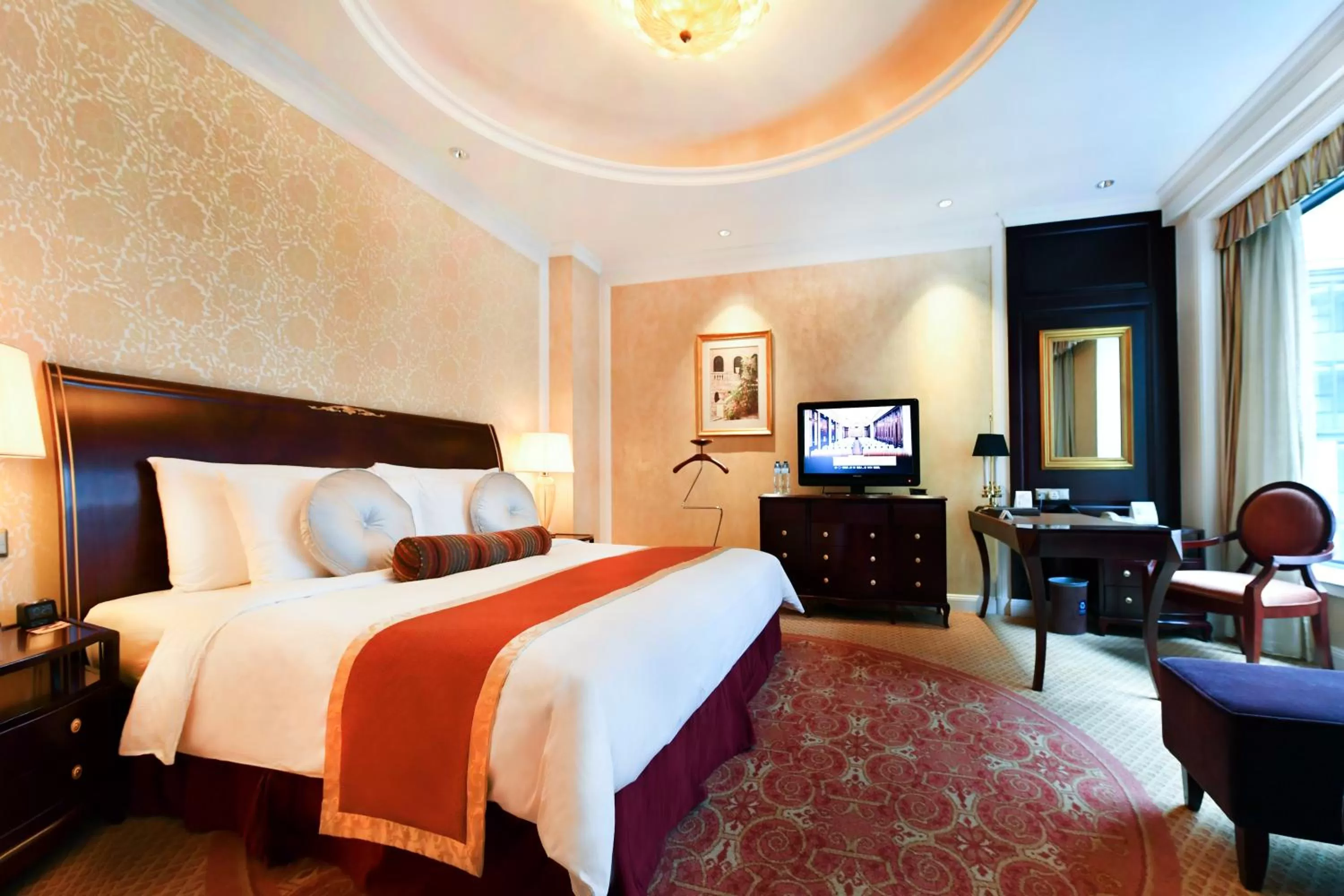 Photo of the whole room, Bed in Grand Central Hotel Shanghai - Nanjing Road