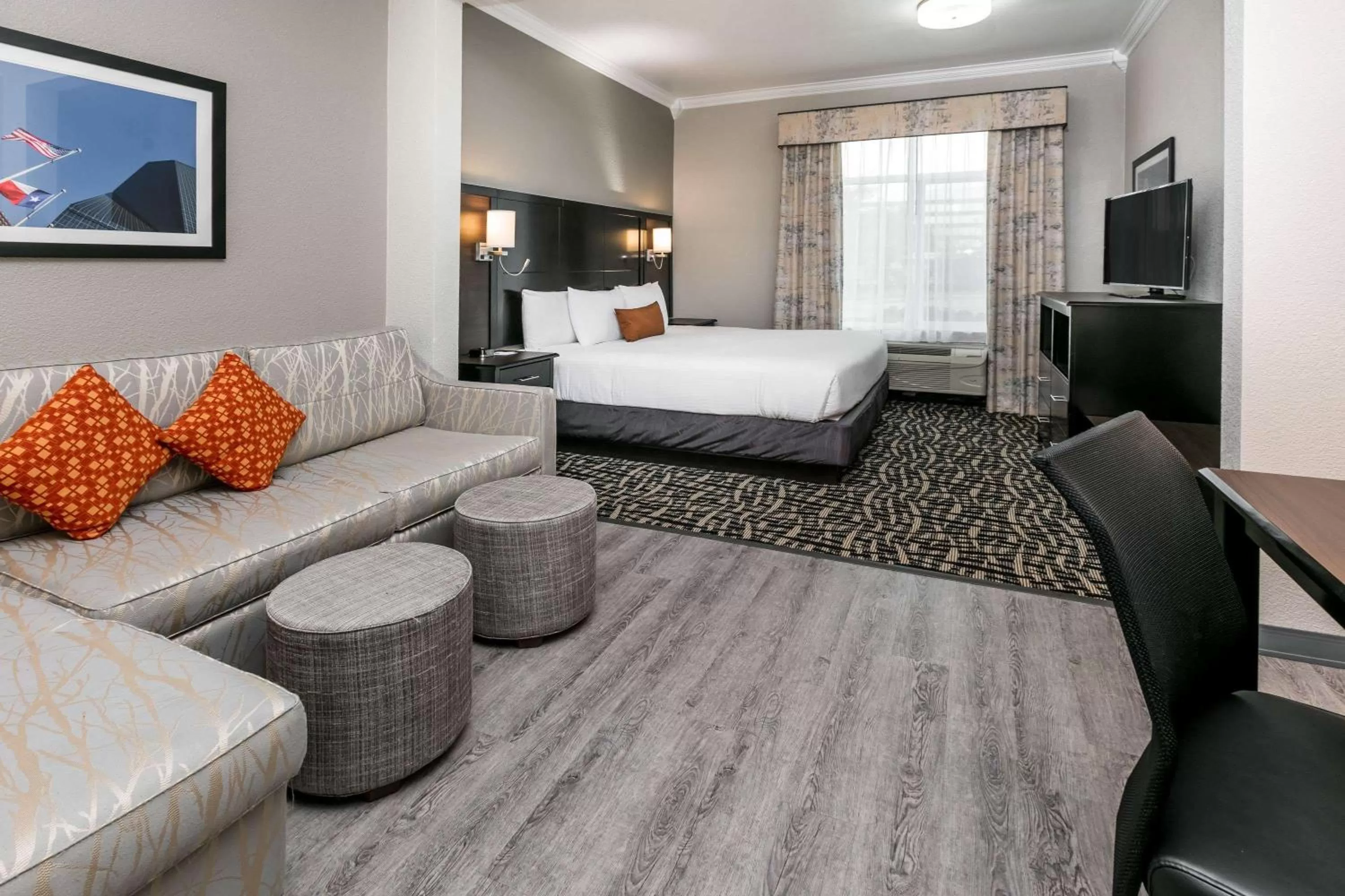 Photo of the whole room, Bed in Wingate by Wyndham Dallas Love Field