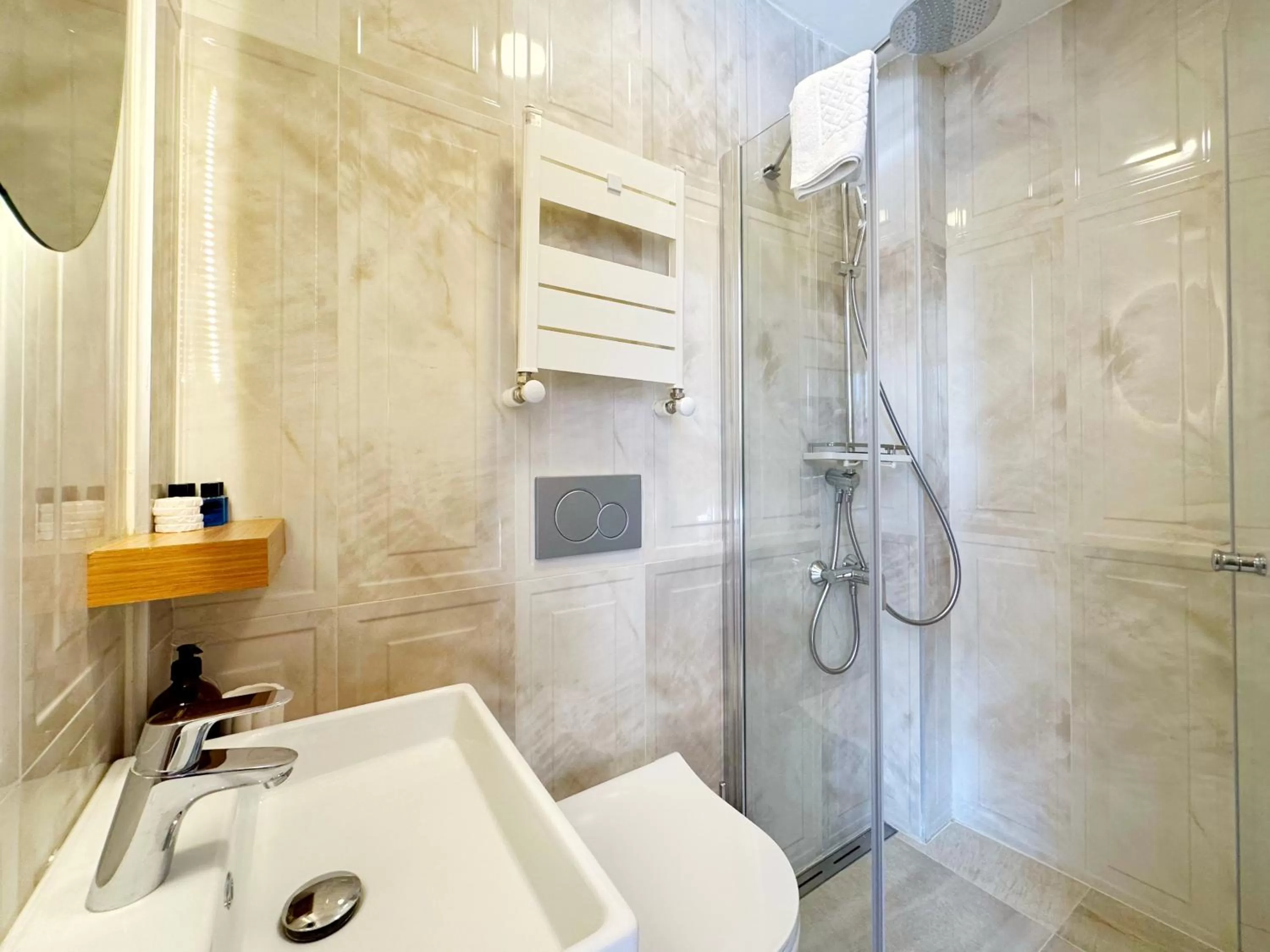 Shower in Sultan Pier Hotel