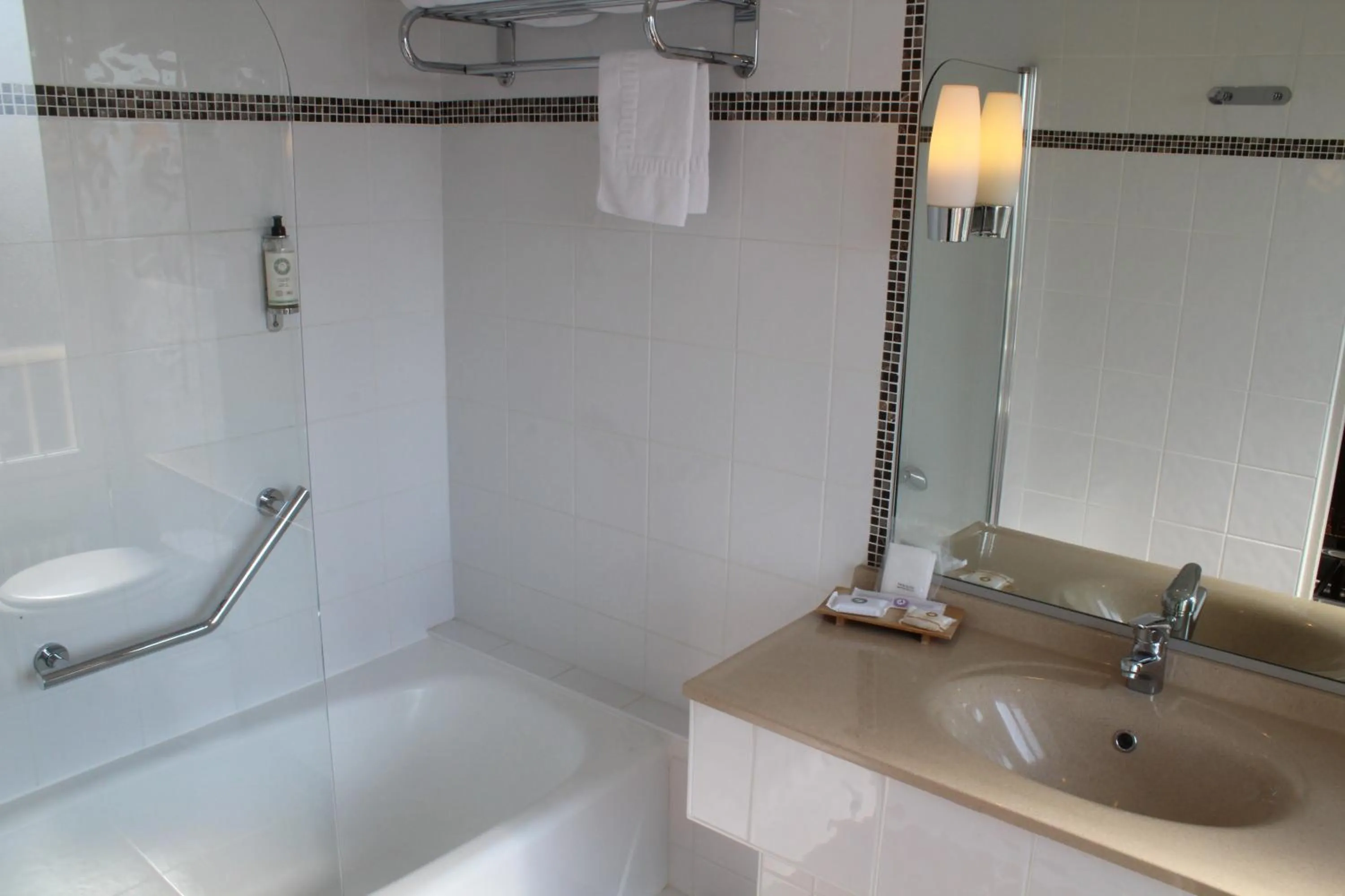 Bathroom in Best Western de Diane