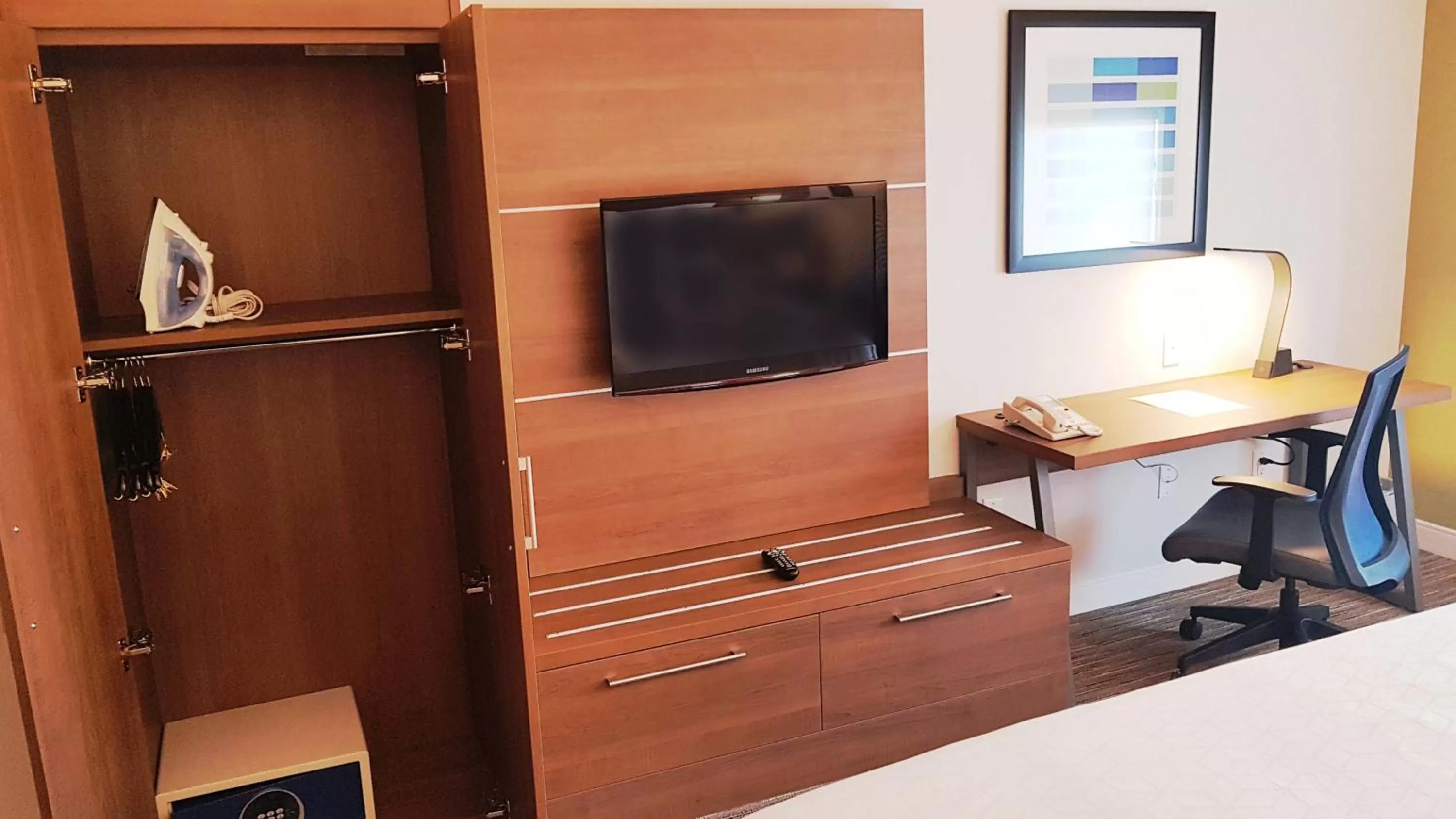 Photo of the whole room, Bed in Holiday Inn Express and Suites Surrey by IHG