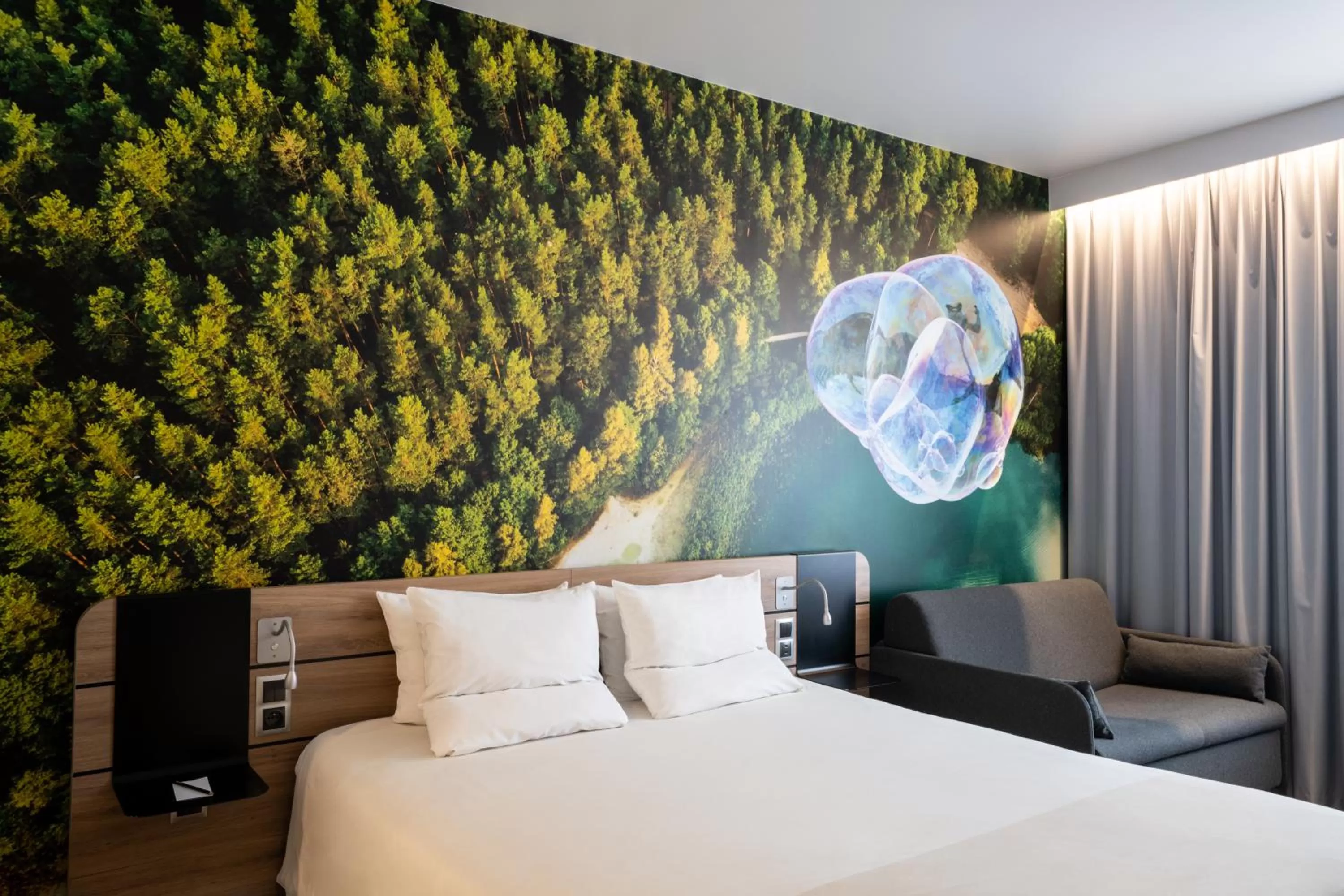 Property building, Bed in Novotel Vilnius Centre