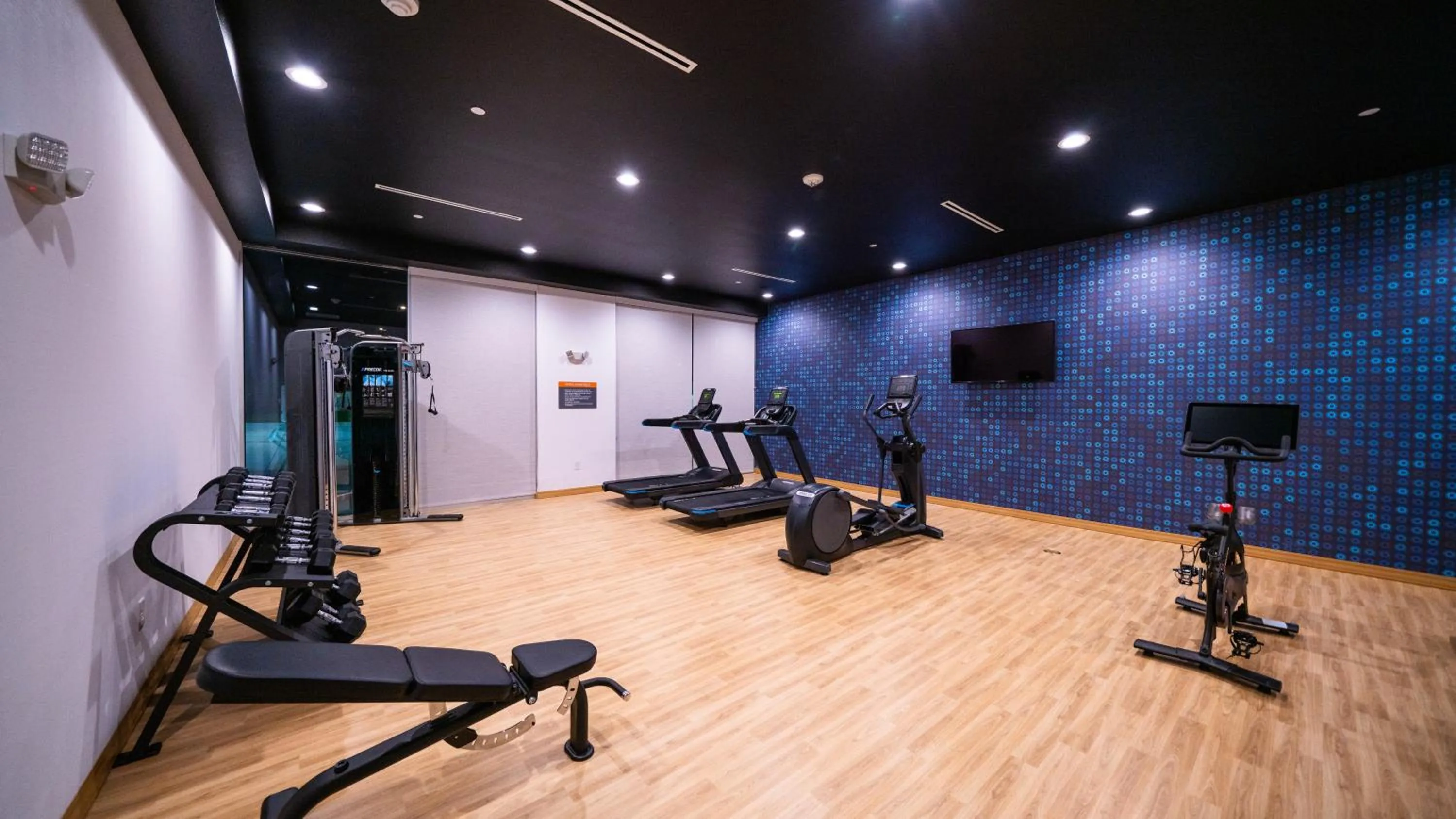 Fitness centre/facilities in La Quinta Inn & Suites by Wyndham Austin Parmer Tech Ridge