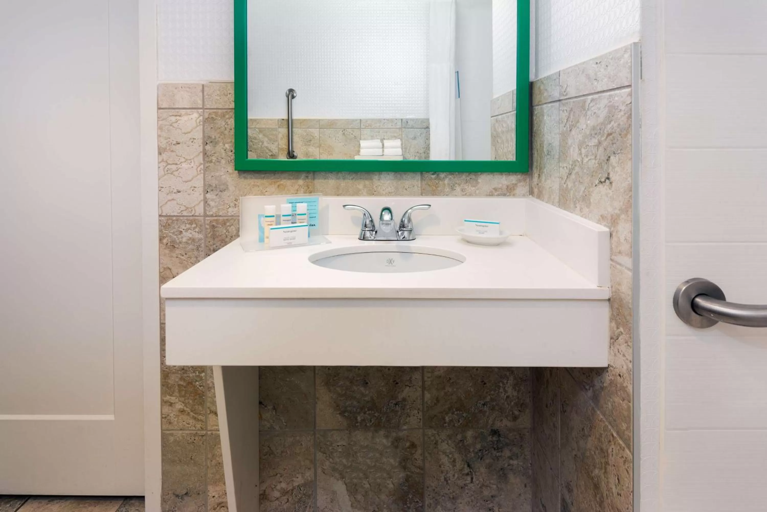 Bathroom in Hampton Inn Ellenton/Bradenton