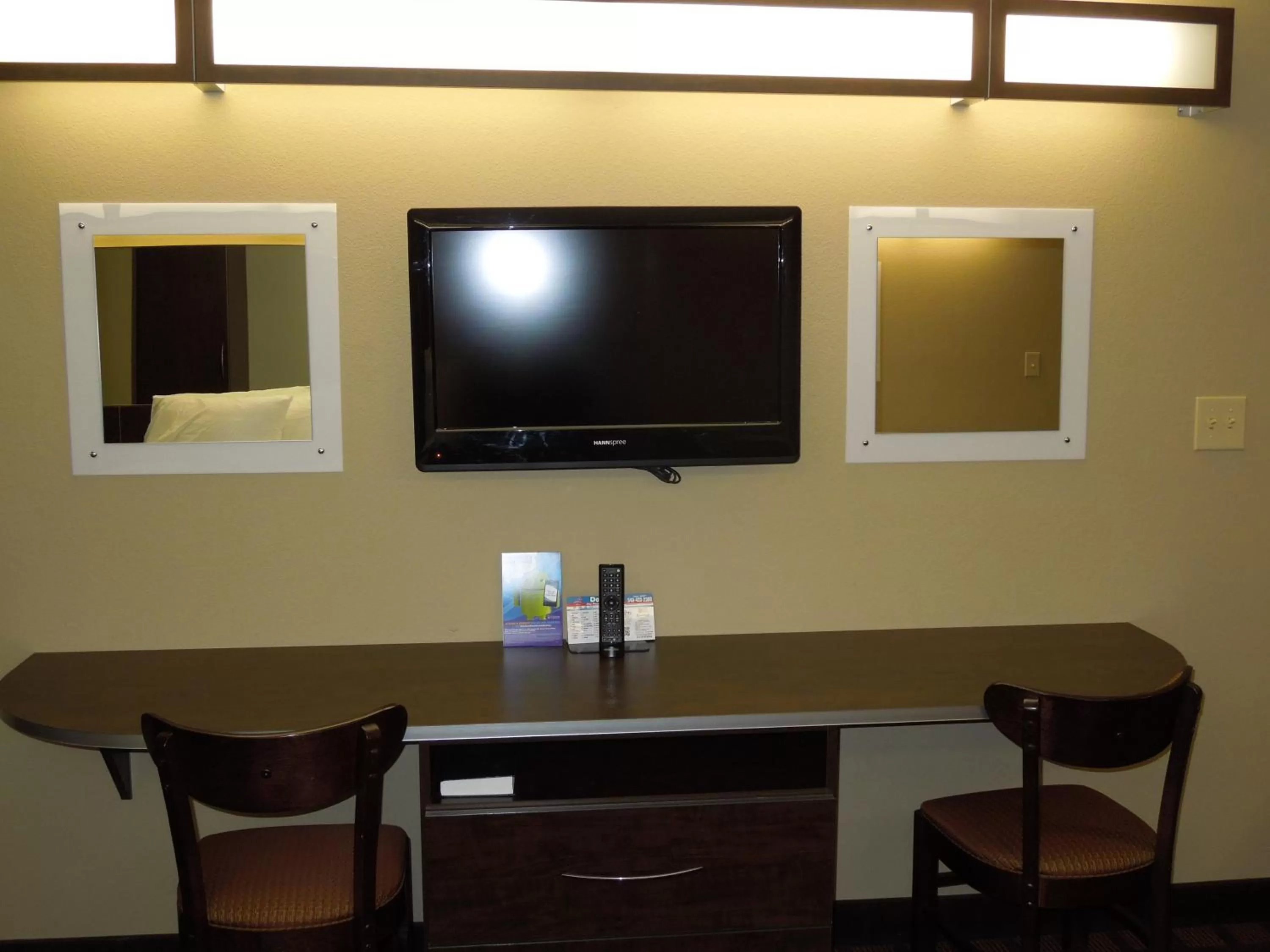 TV and multimedia in Microtel Inn & Suites by Wyndham Harrisonburg