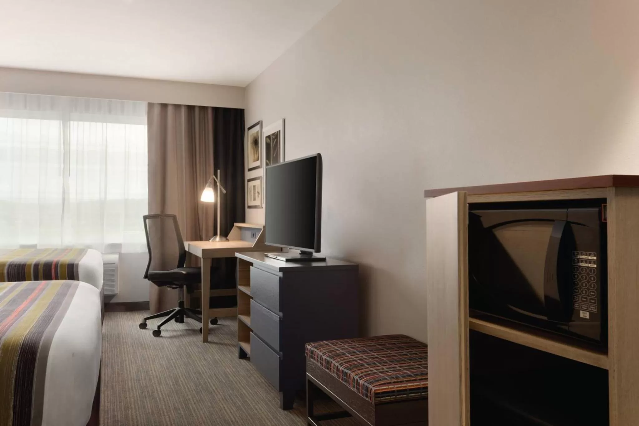 Seating area, Bed in Country Inn & Suites by Radisson, Ft Atkinson, WI