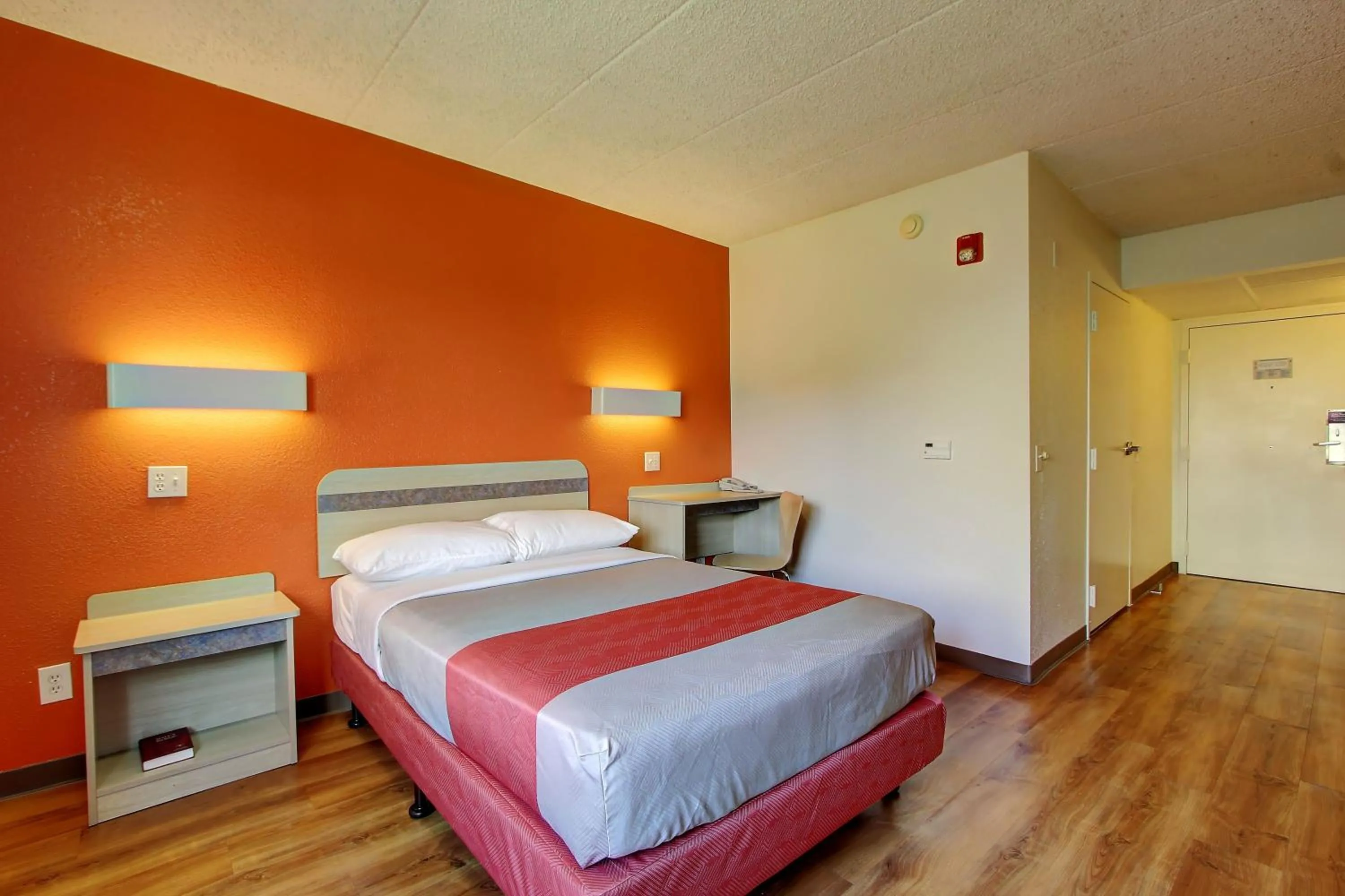 Bedroom, Bed in Motel 6-York, PA - North