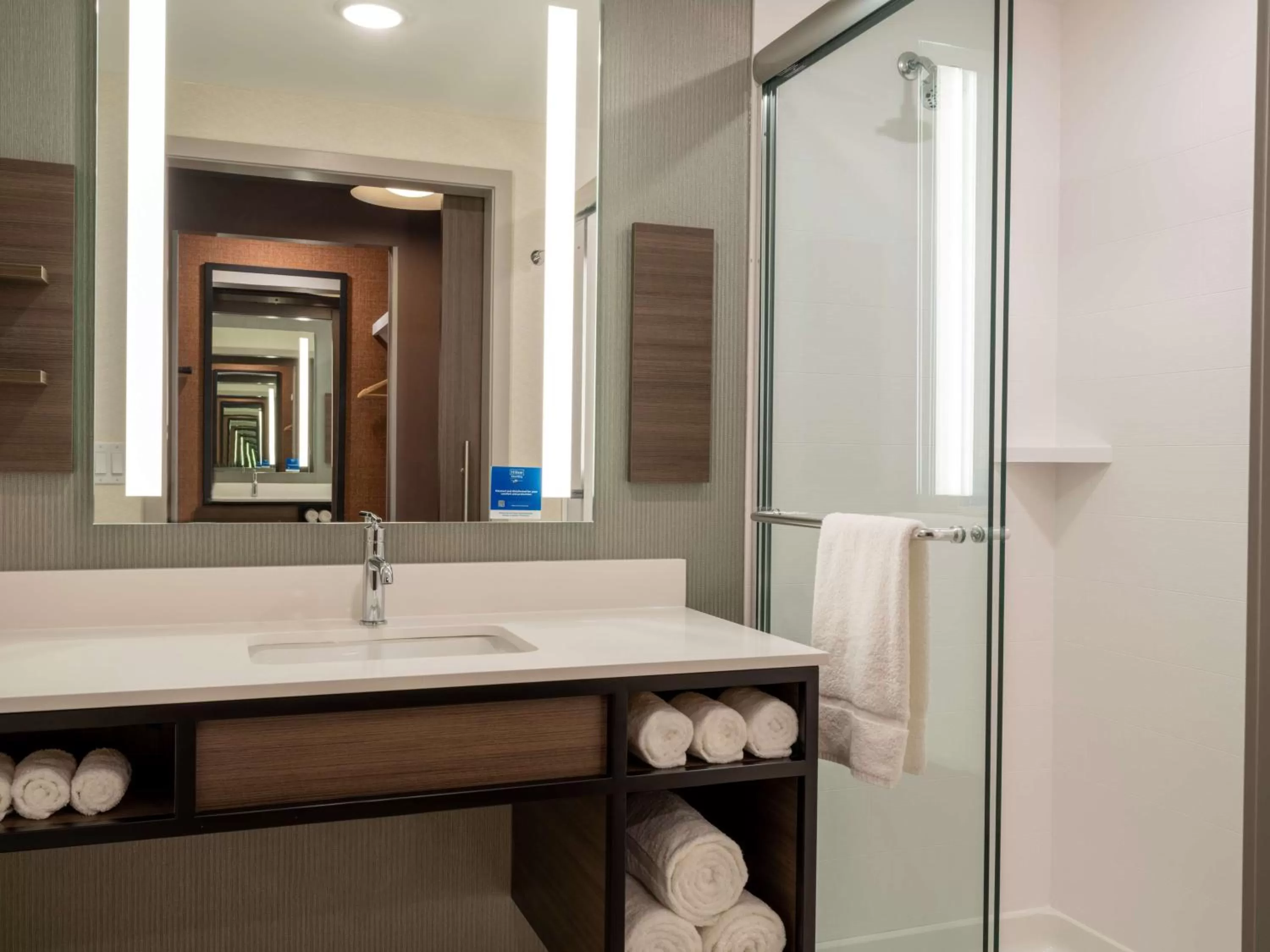 Bathroom in Hilton Garden Inn Jeffersonville, In