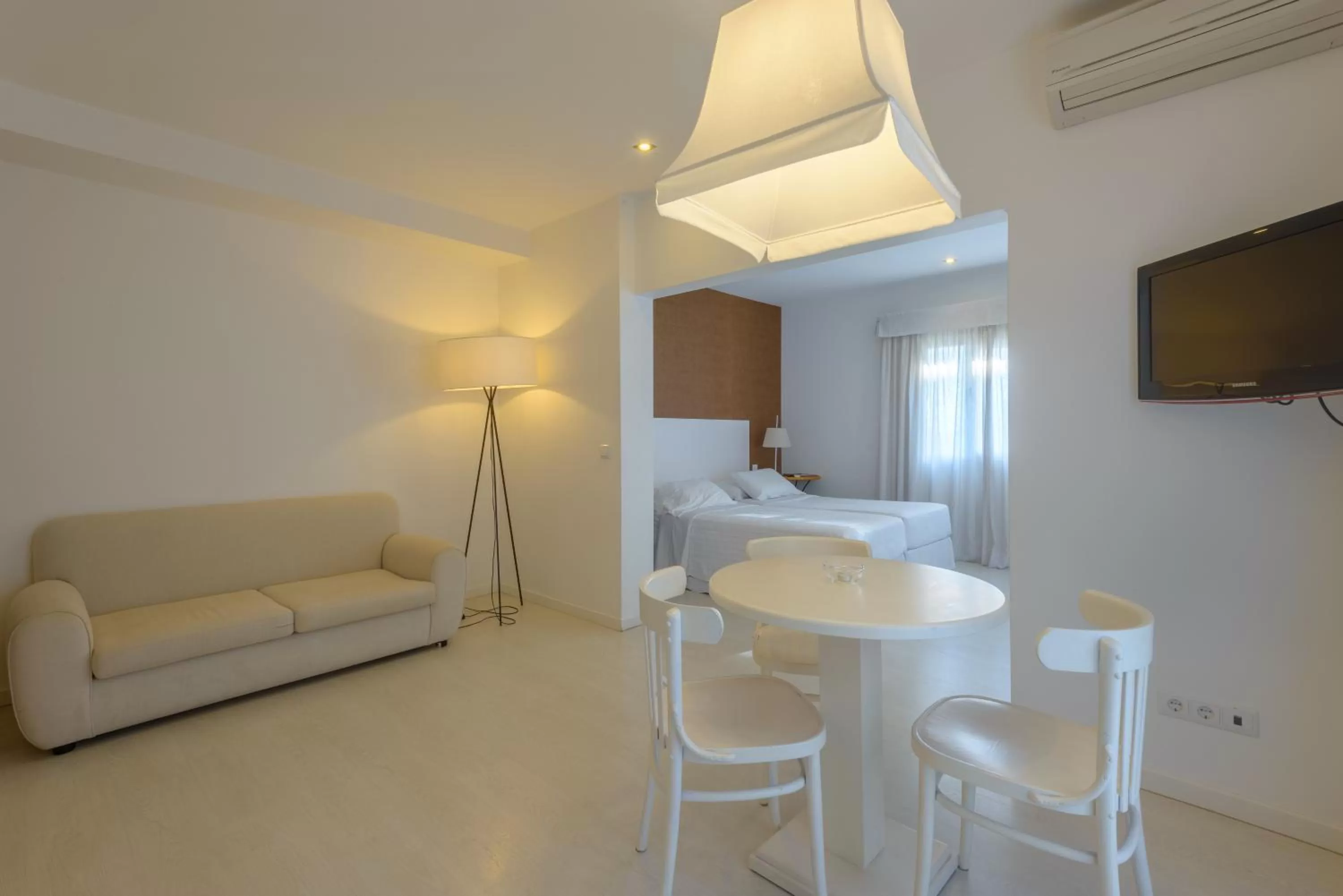 Bedroom in Amazonia Estoril Hotel