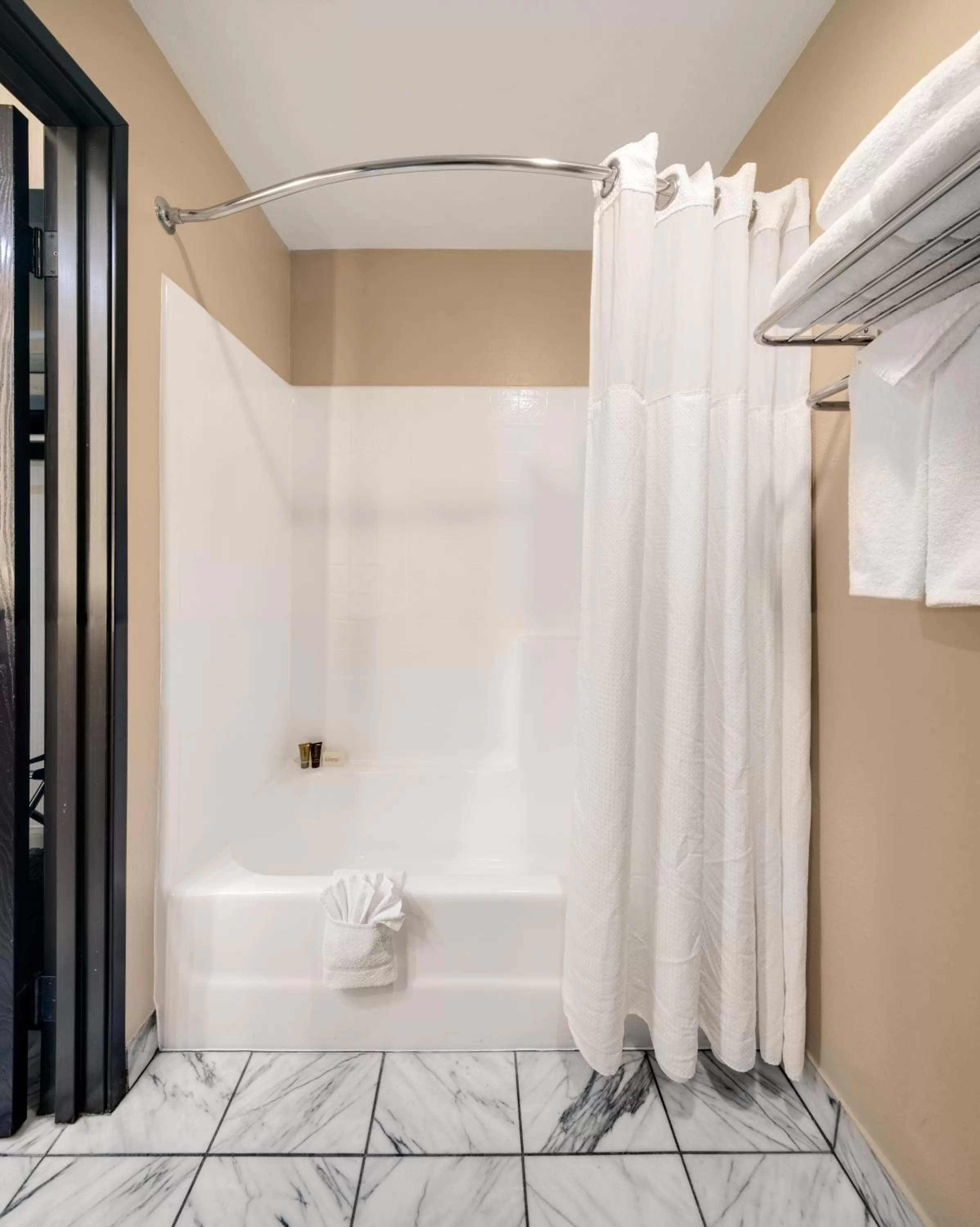 Bath in Ayres Hotel Corona - Riverside