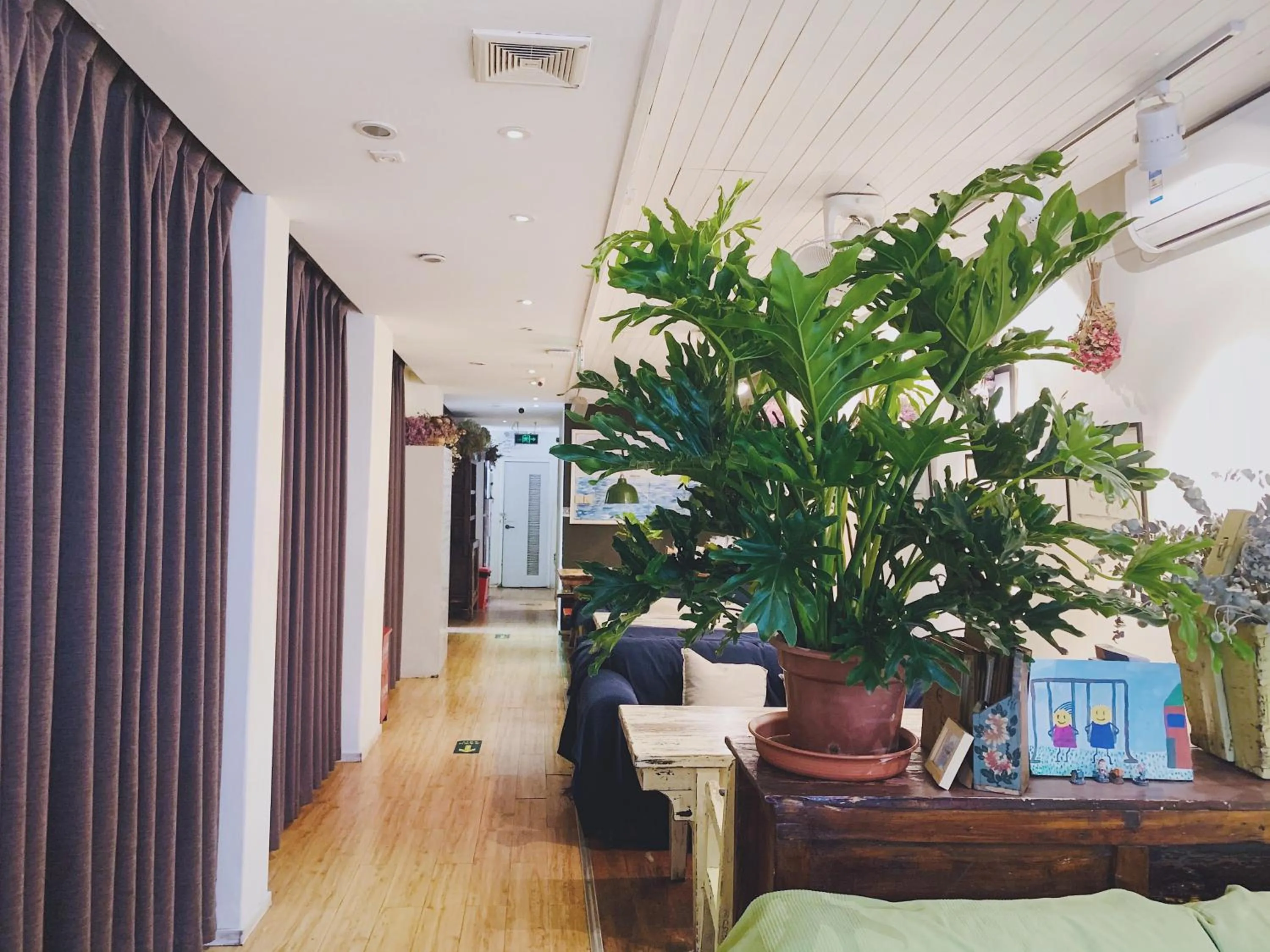 Communal lounge/ TV room in Peking Youth Hostel