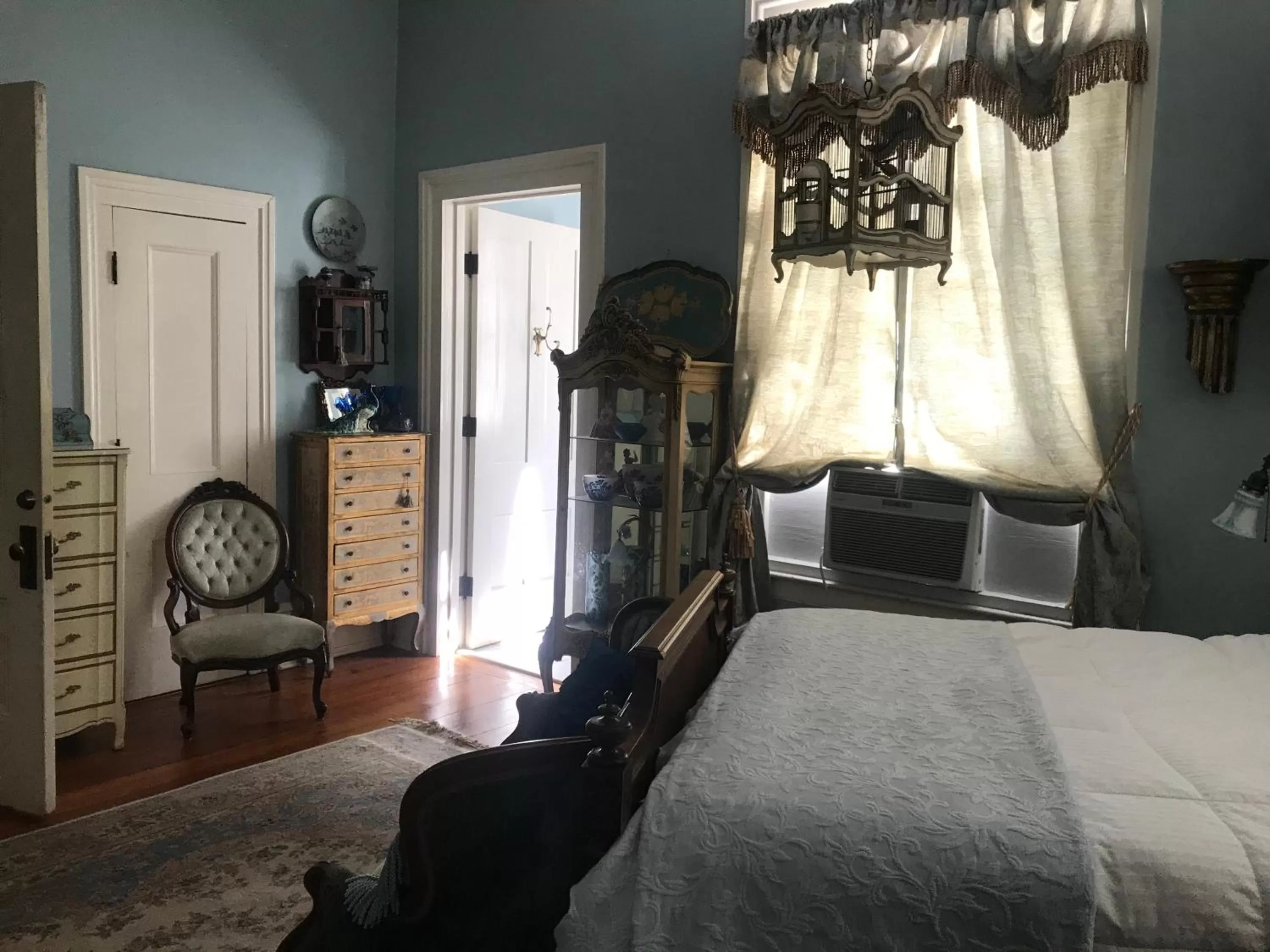 Photo of the whole room, Bed in Shadowlawn Bed and Breakfast