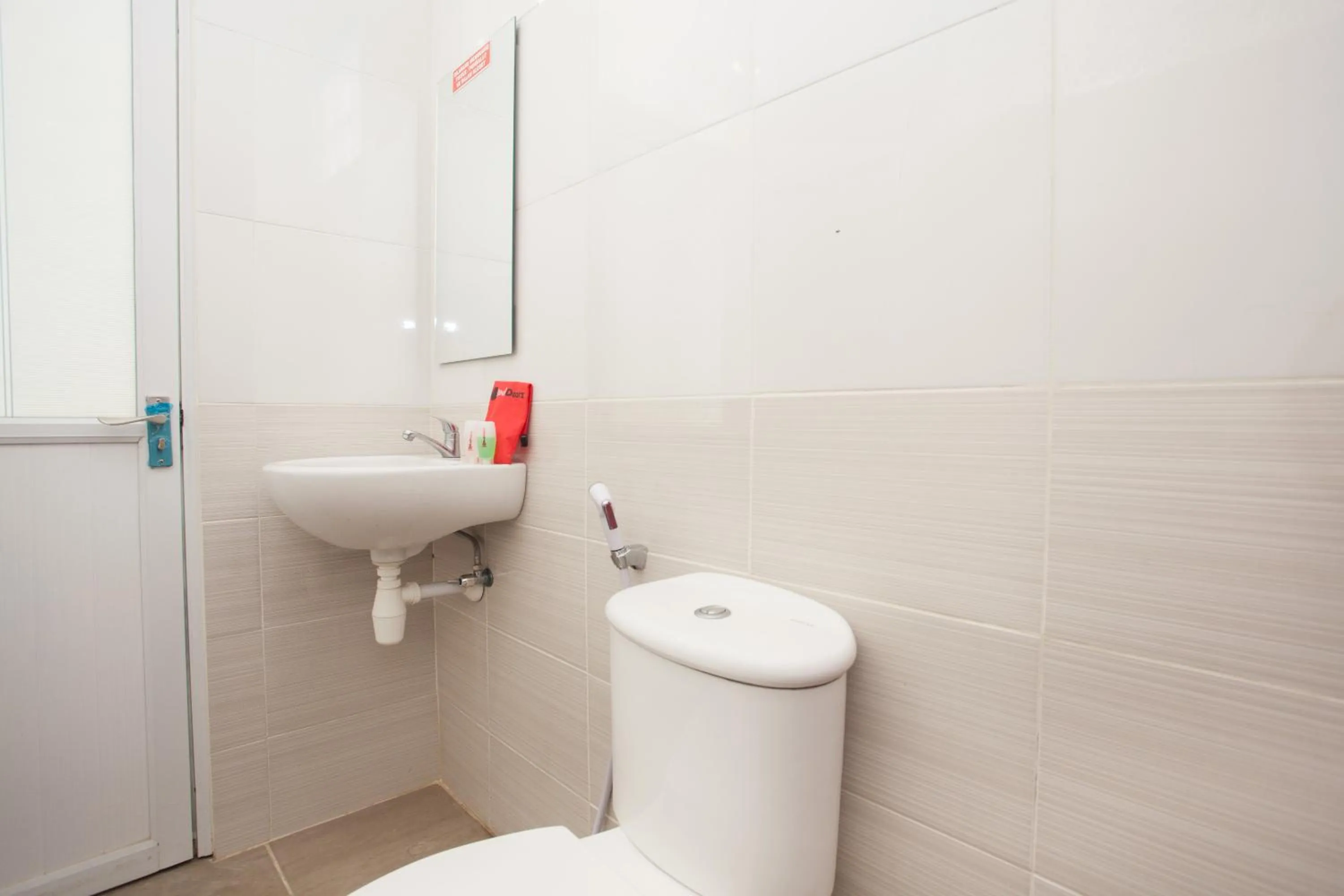 Bathroom in RedDoorz near Museum Angkut Batu 2