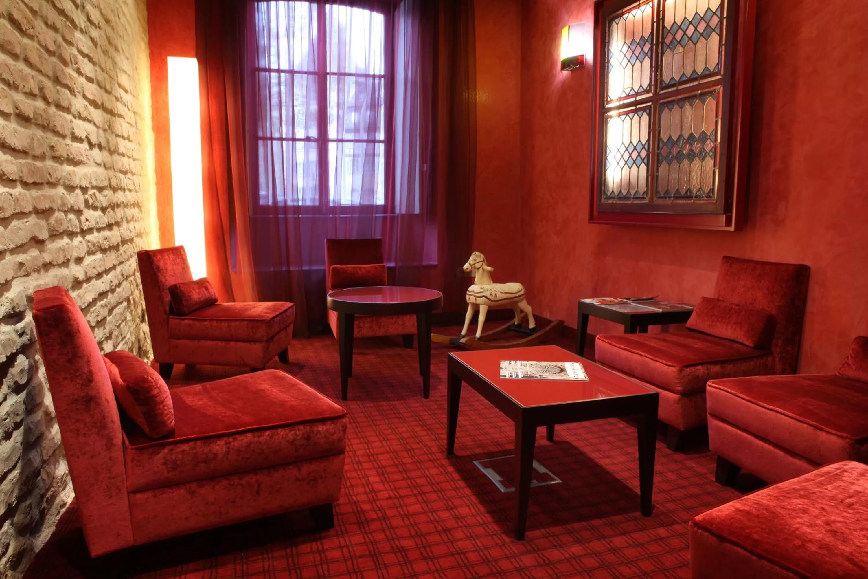 Communal lounge/ TV room in Logis Hôtel Ettenheim