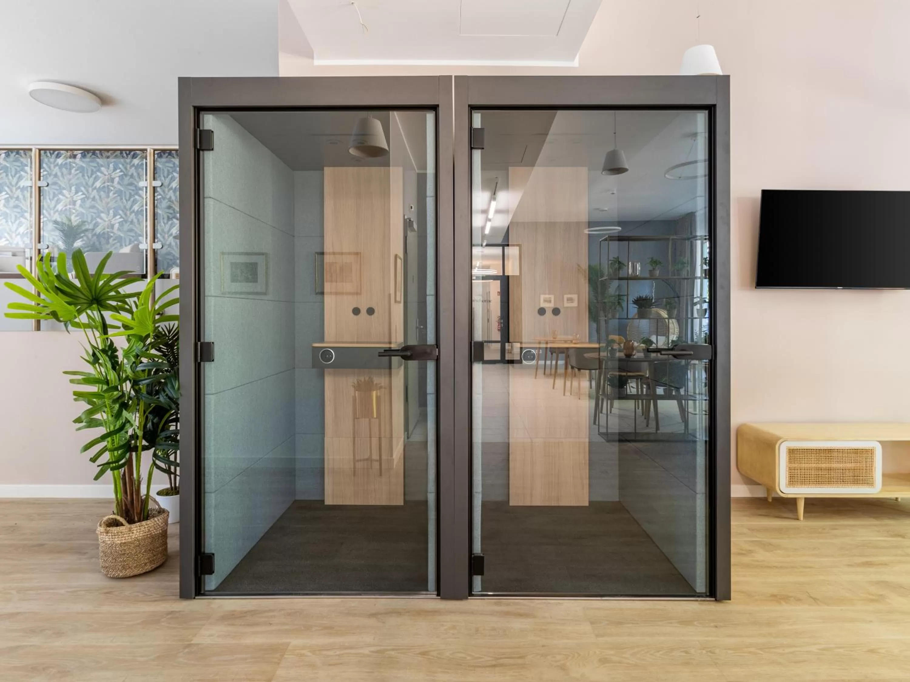 Communal lounge/ TV room in Limehome Berlin Luise Henriette Str - Digital Access