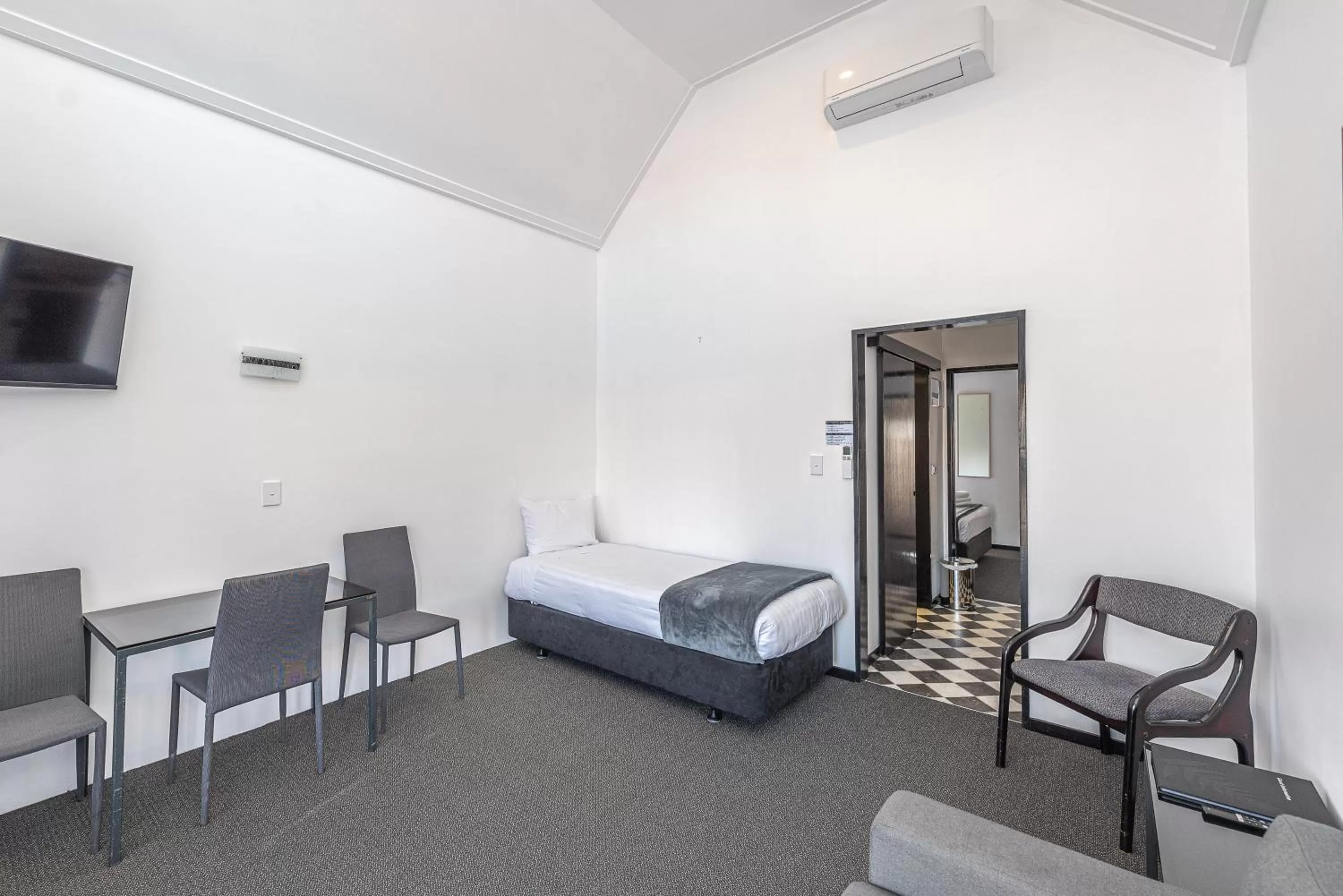 Living room, Bed in Burwood Motel