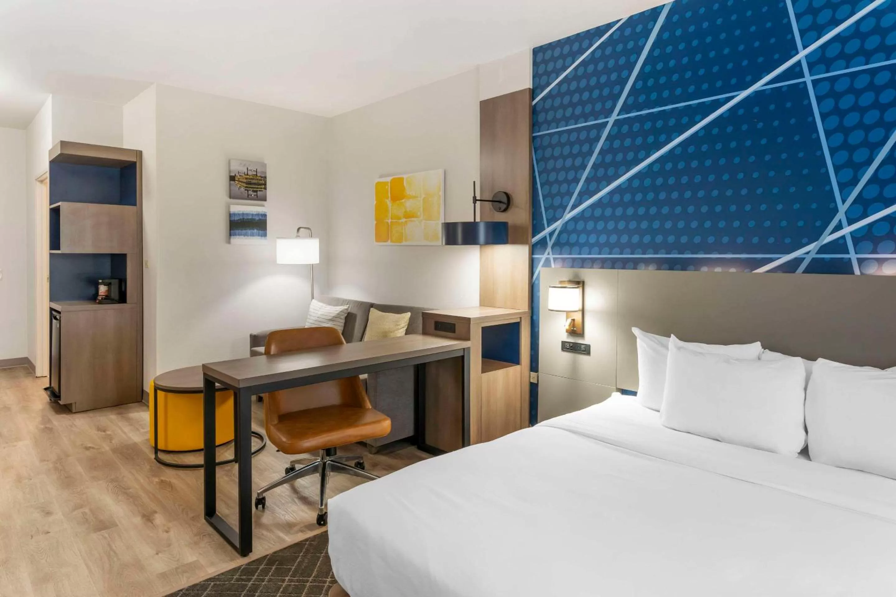 Bedroom, Bed in Comfort Suites Elgin Northwest