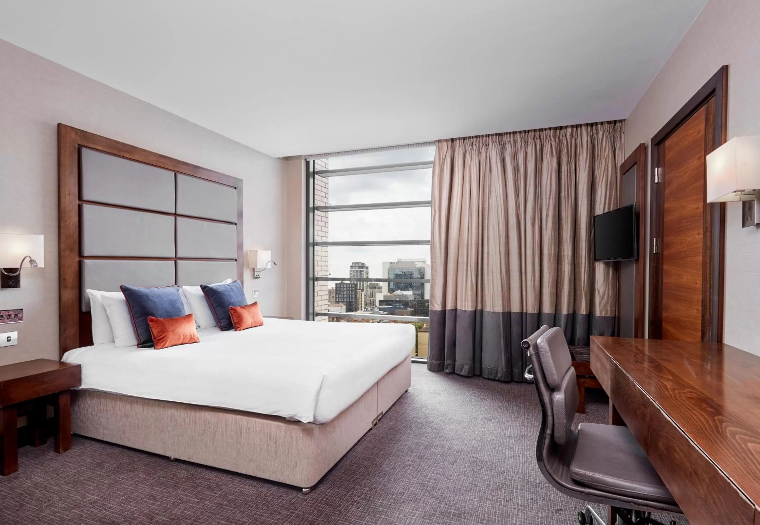 Photo of the whole room, Bed in Leonardo Royal London Tower Bridge