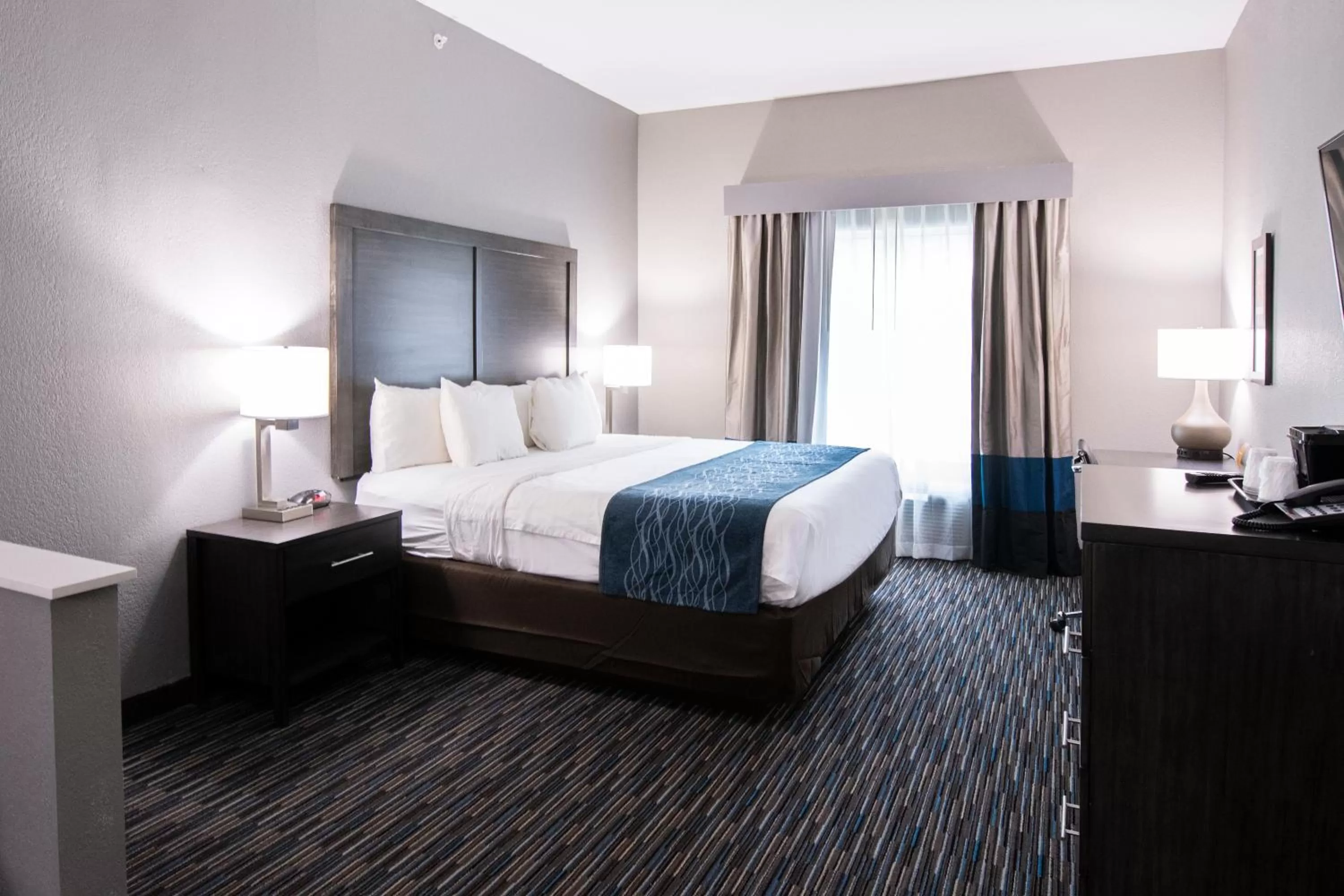 Bed in Comfort Inn & Suites Near Medical Center