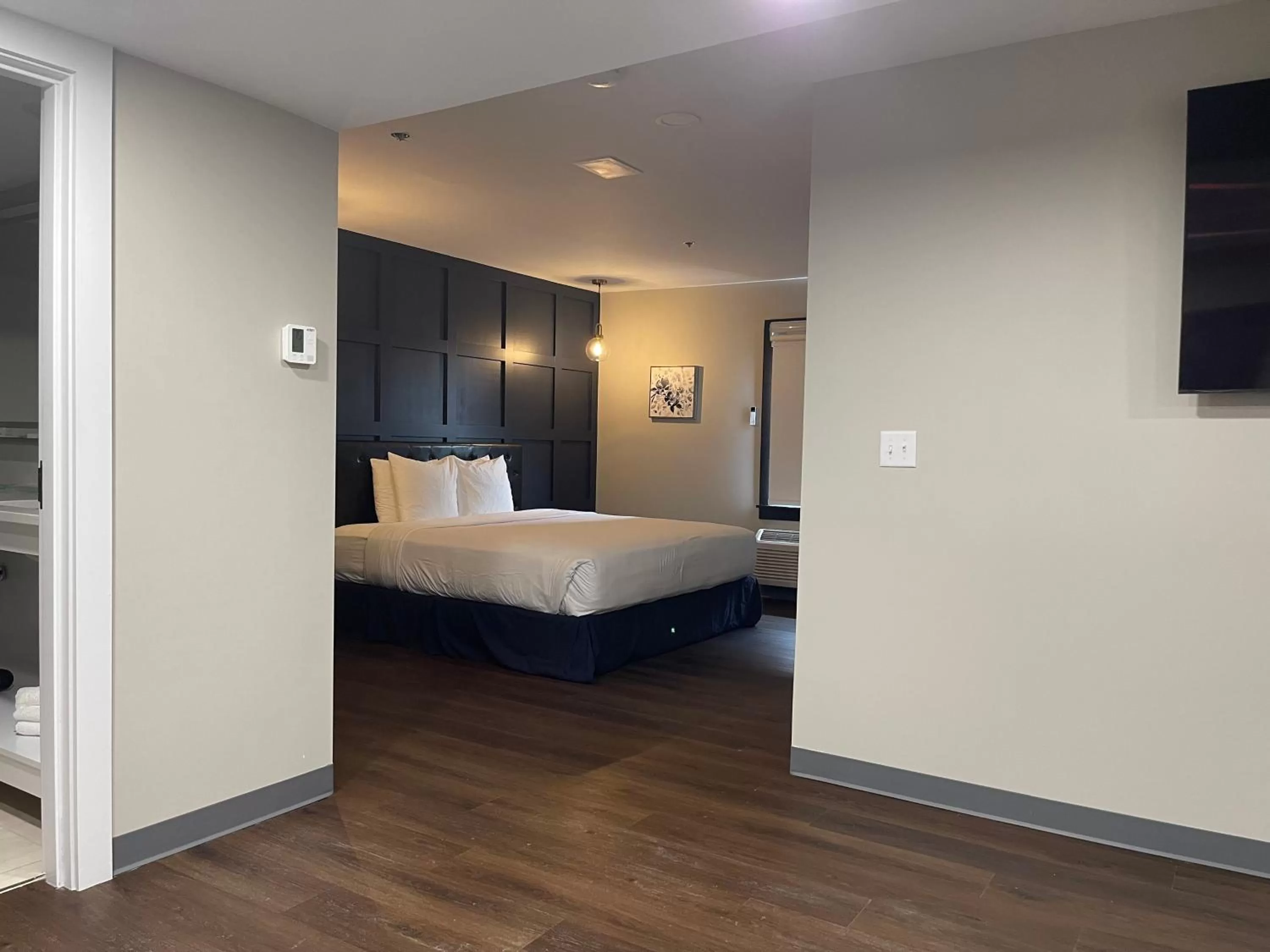 Bedroom, Bed in Chateau Hotel and Conference Center