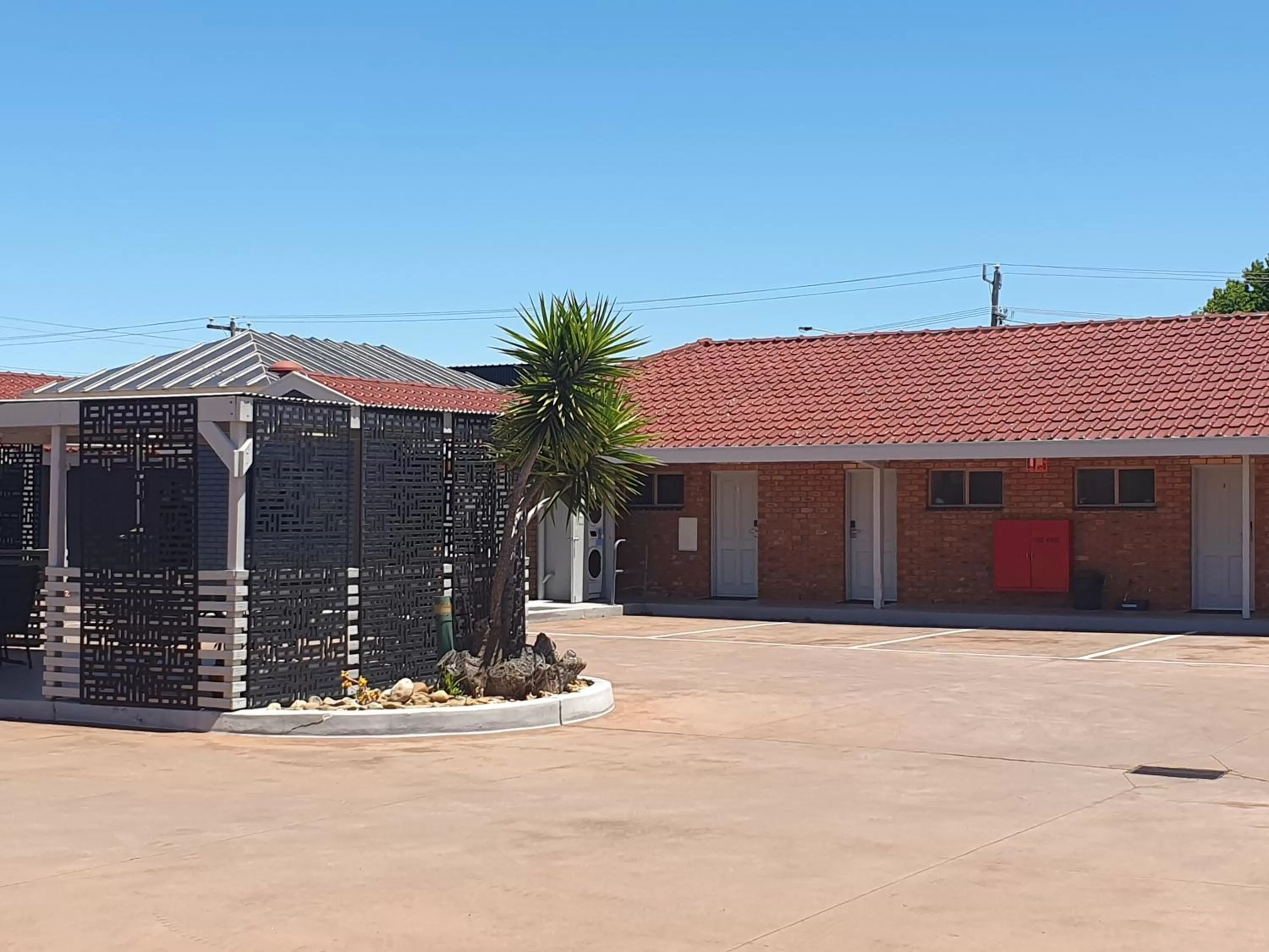 Property building in Addison Motor Inn