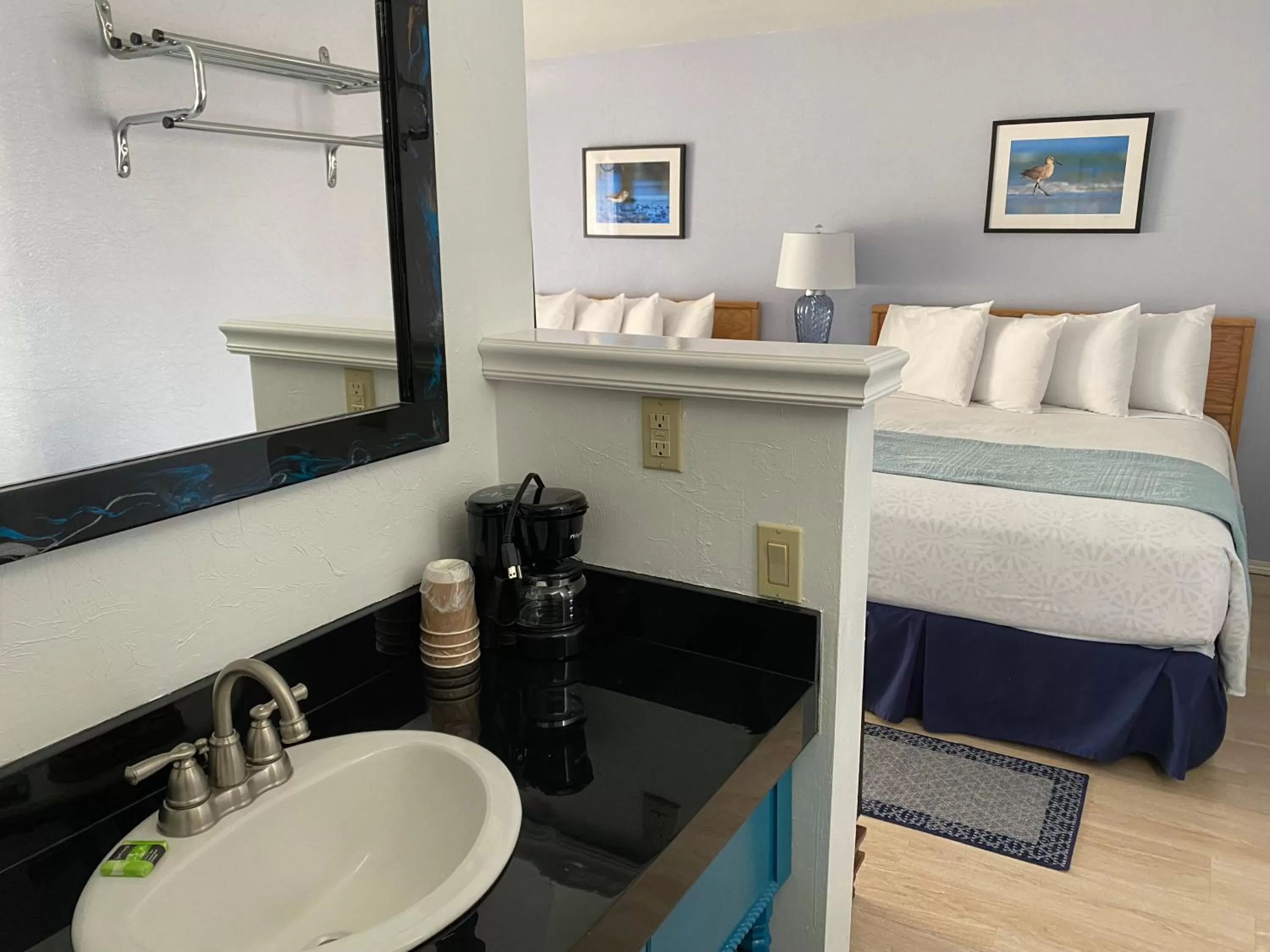 Bathroom, Bed in La Kris Inn