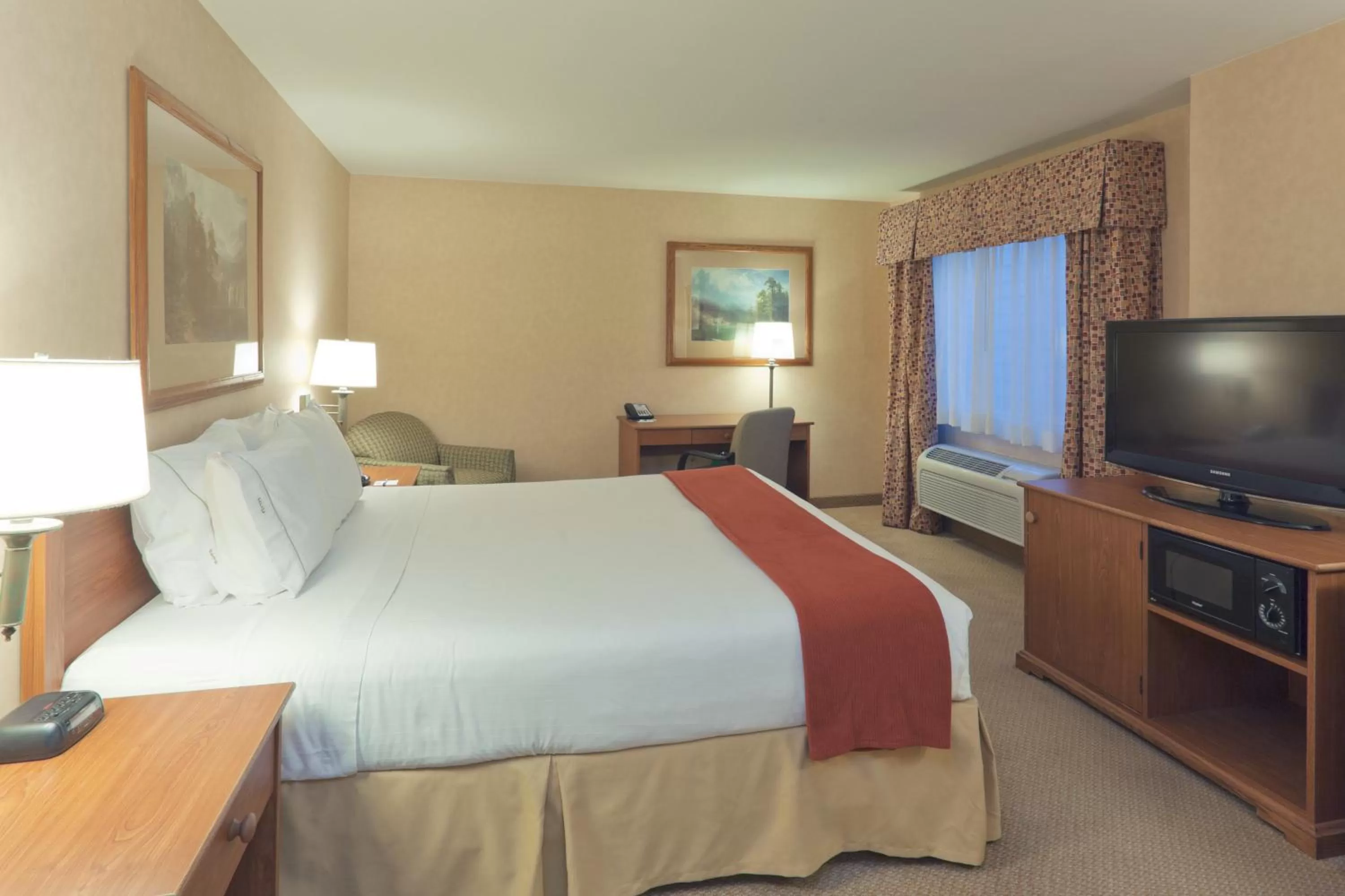 Photo of the whole room, Bed in Holiday Inn Express Hotel & Suites Bishop by IHG