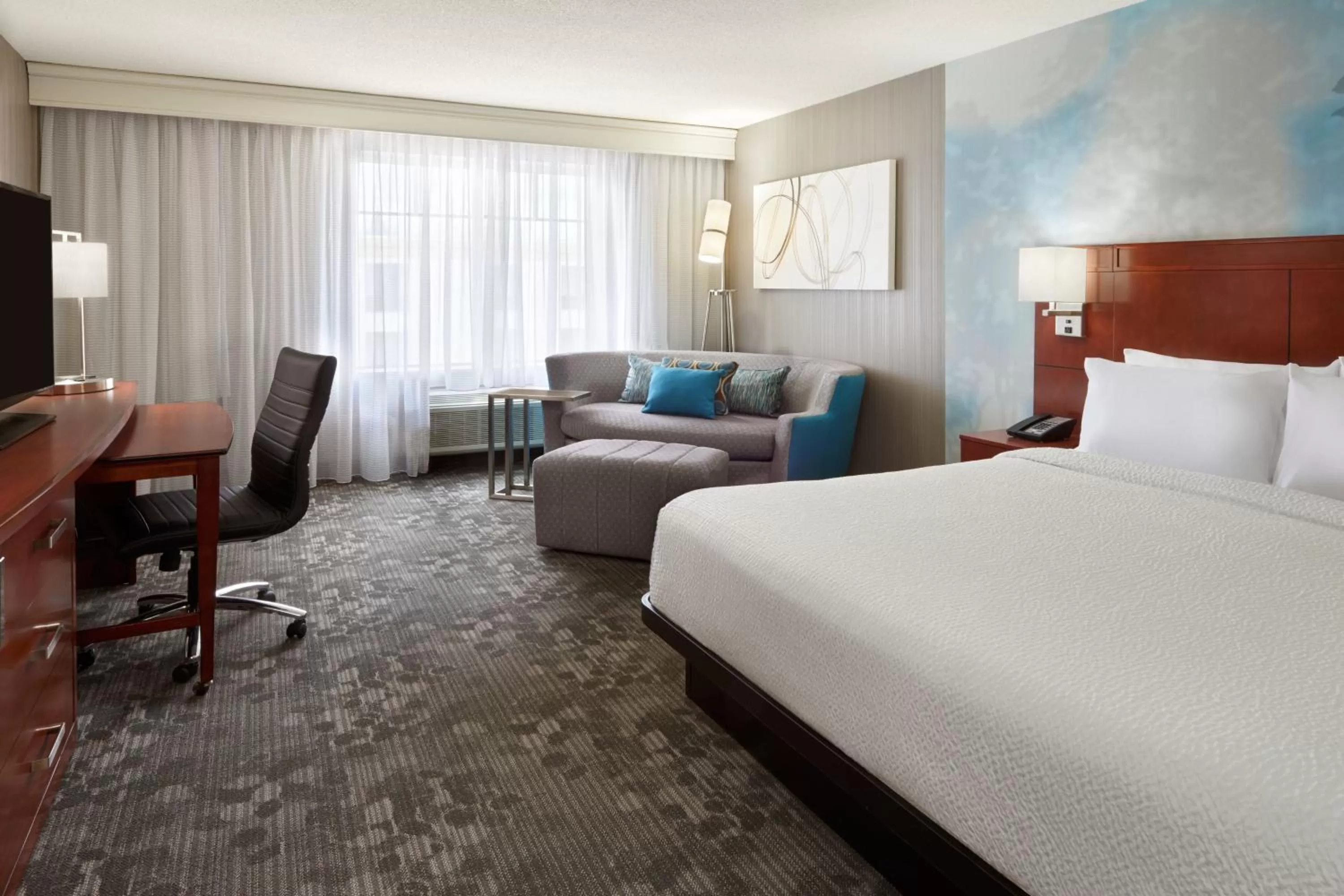Photo of the whole room, Bed in Courtyard by Marriott Ottawa Downtown
