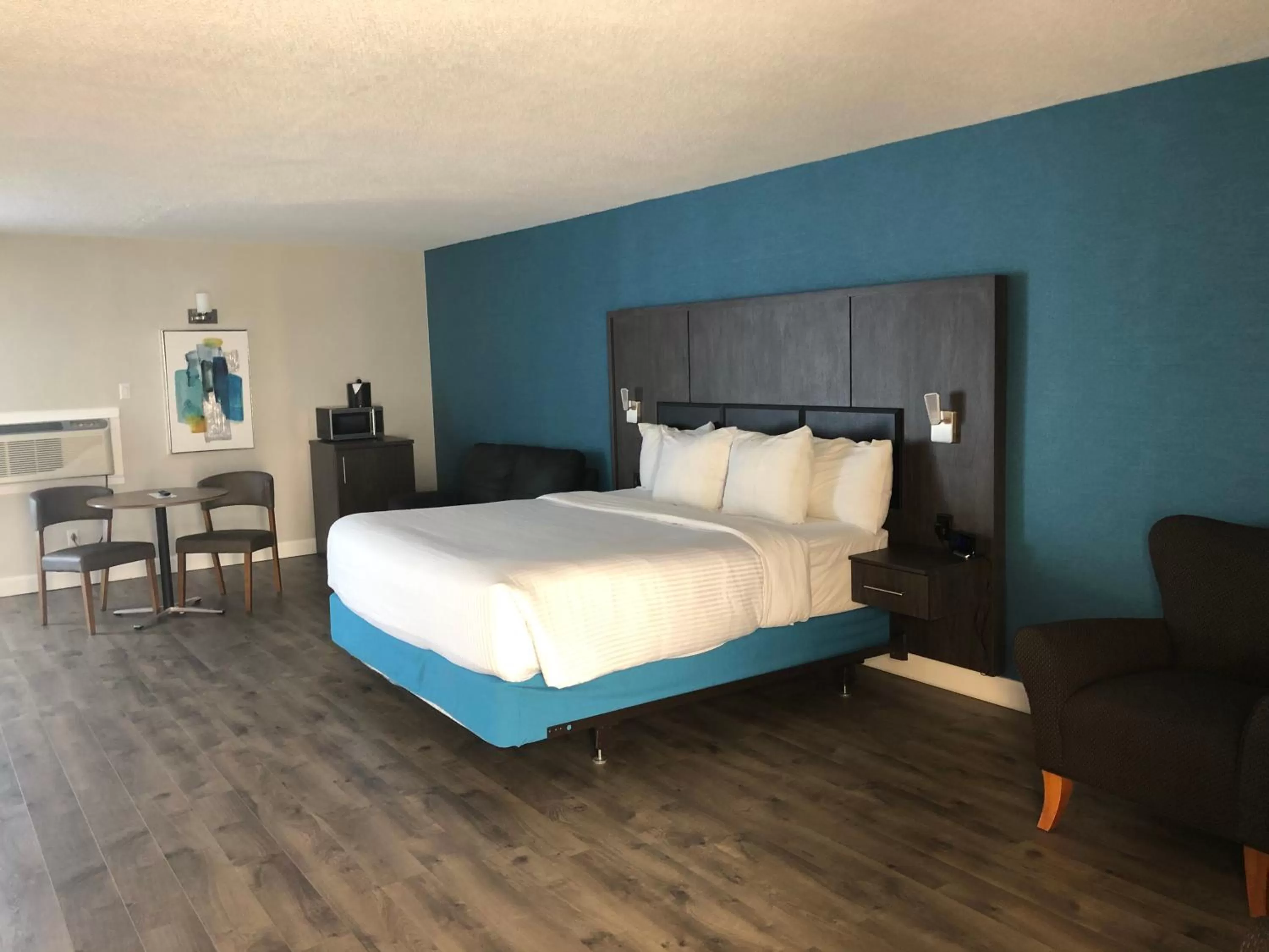 Photo of the whole room, Bed in Best Western Laval-Montreal & Conference Centre