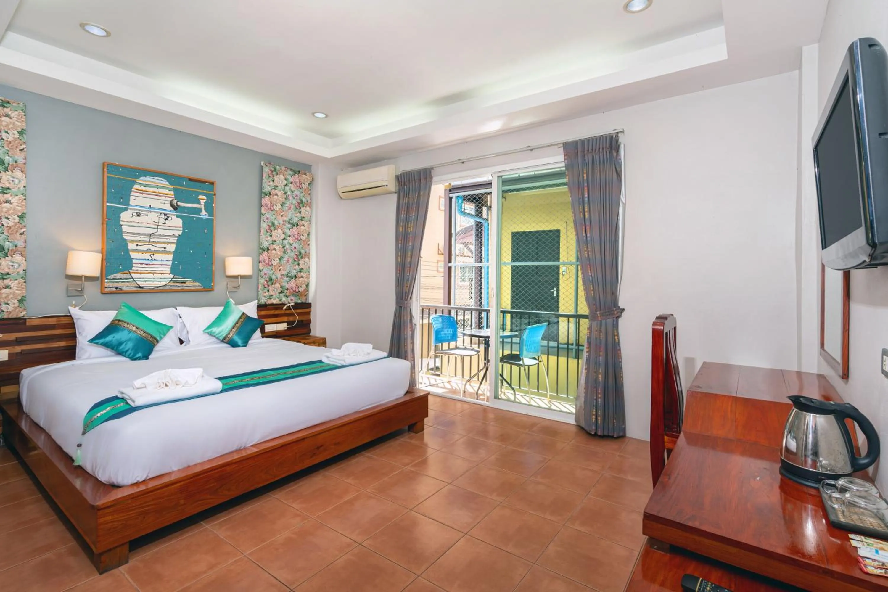 Bed in SawasdeeCiao Patong Guesthouse