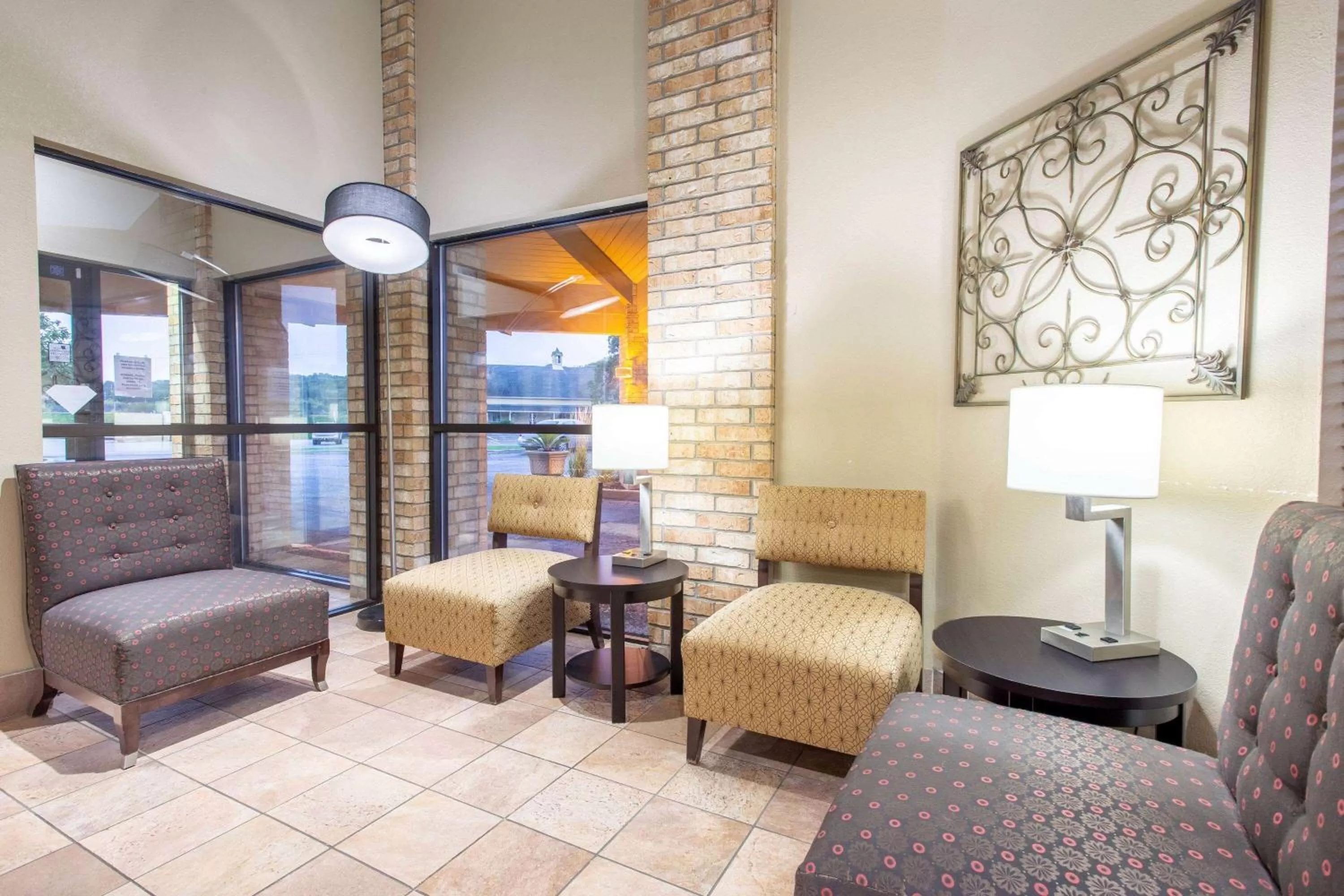 Lobby or reception in AmericInn and Suites by Wyndham Delafield-Waukesha-Milwaukee