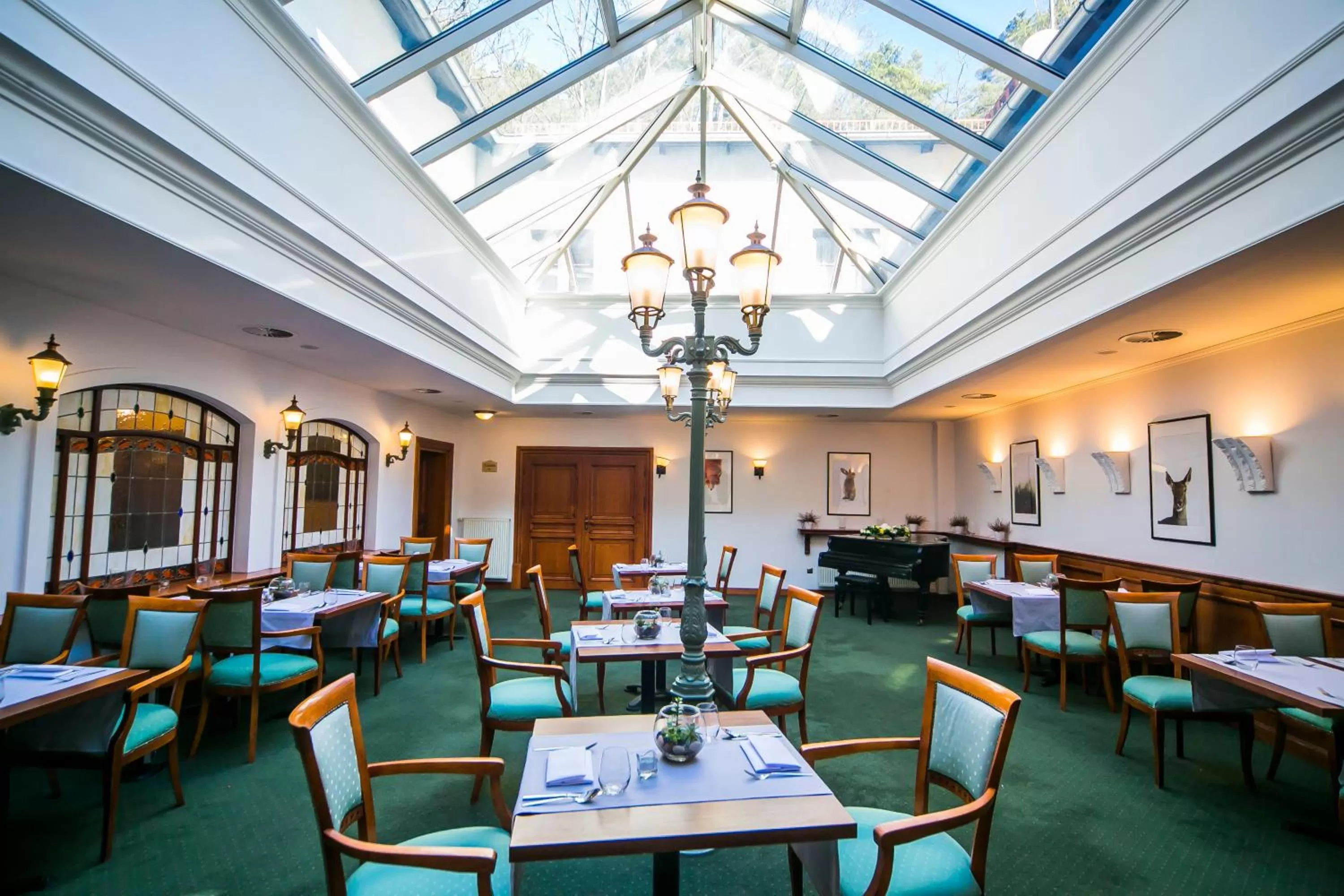 Restaurant/places to eat in Hotel Opera