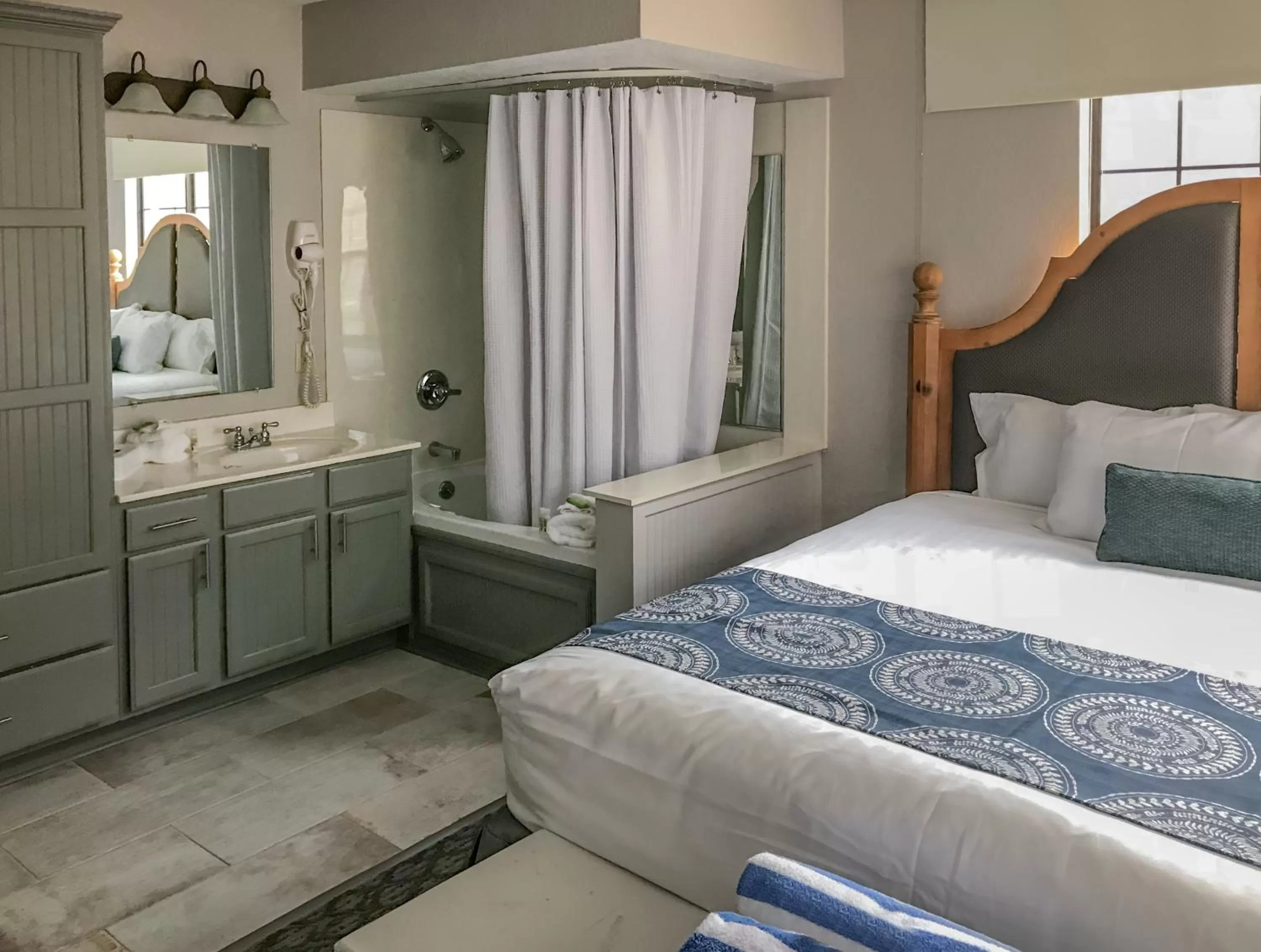 Photo of the whole room, Bed in Holiday Inn Club Vacations Oak n Spruce Resort in the Berkshires