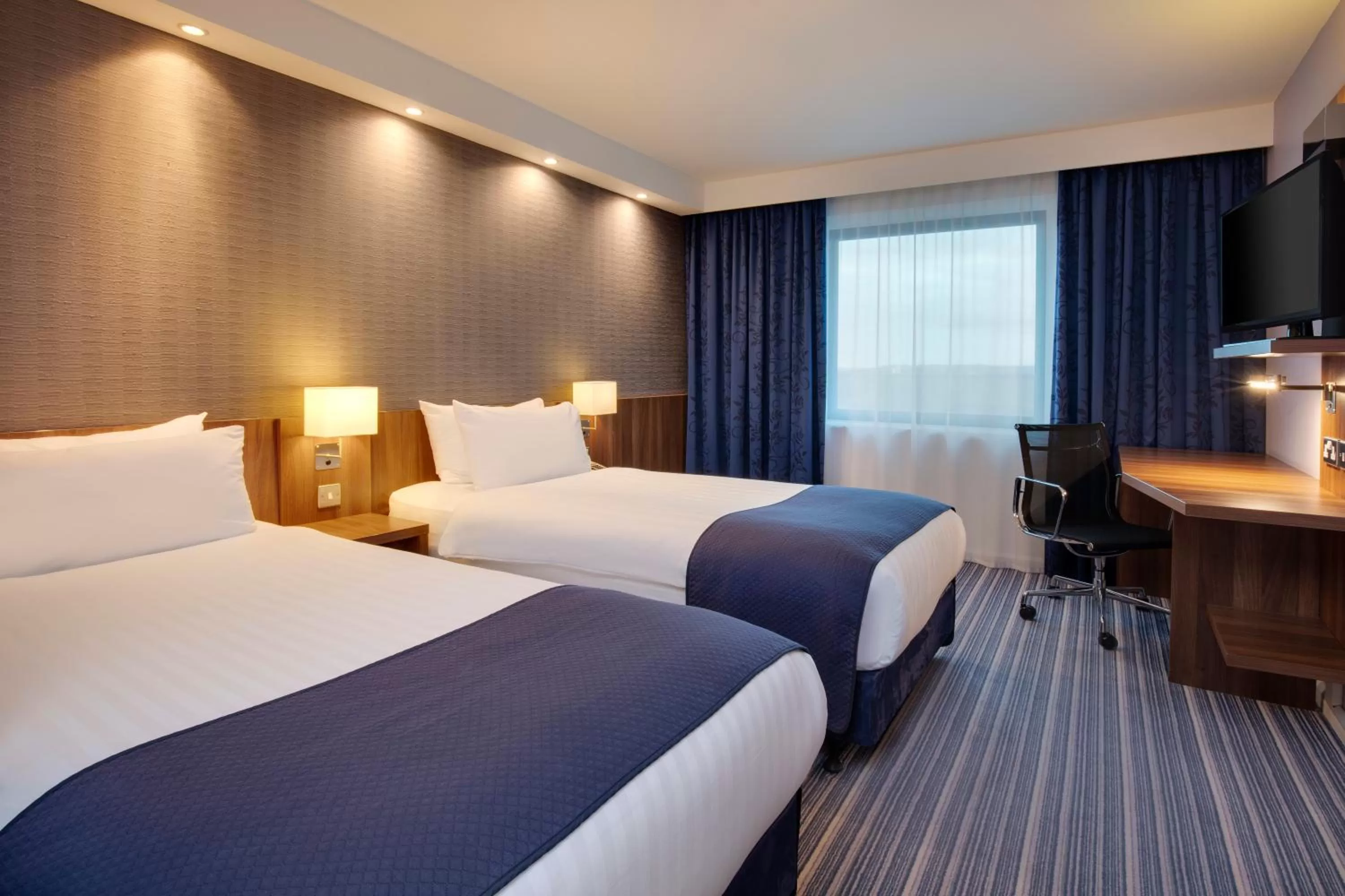 Photo of the whole room, Bed in Holiday Inn Express London Heathrow T5 by IHG