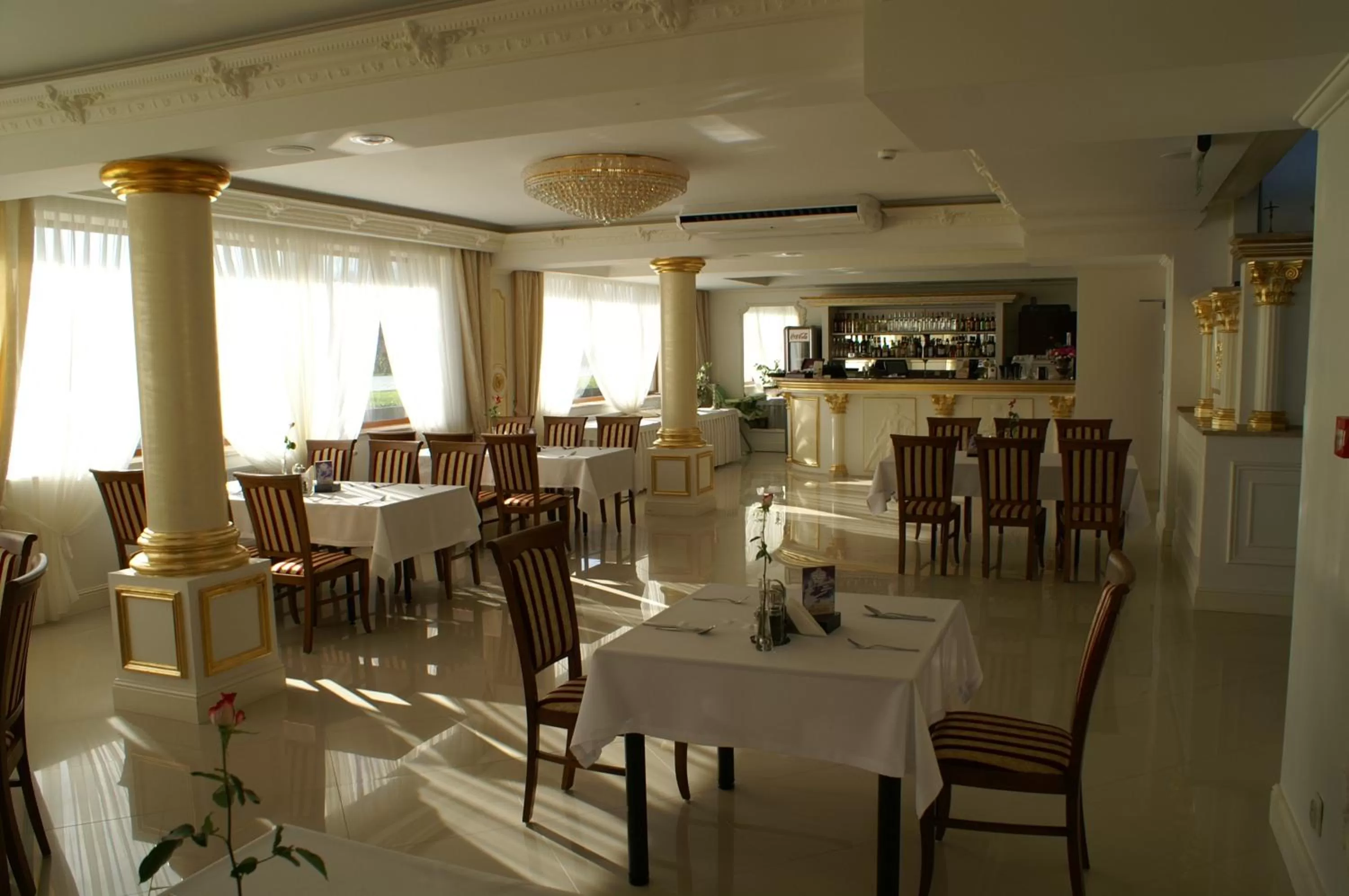 Restaurant/places to eat in Hotel President