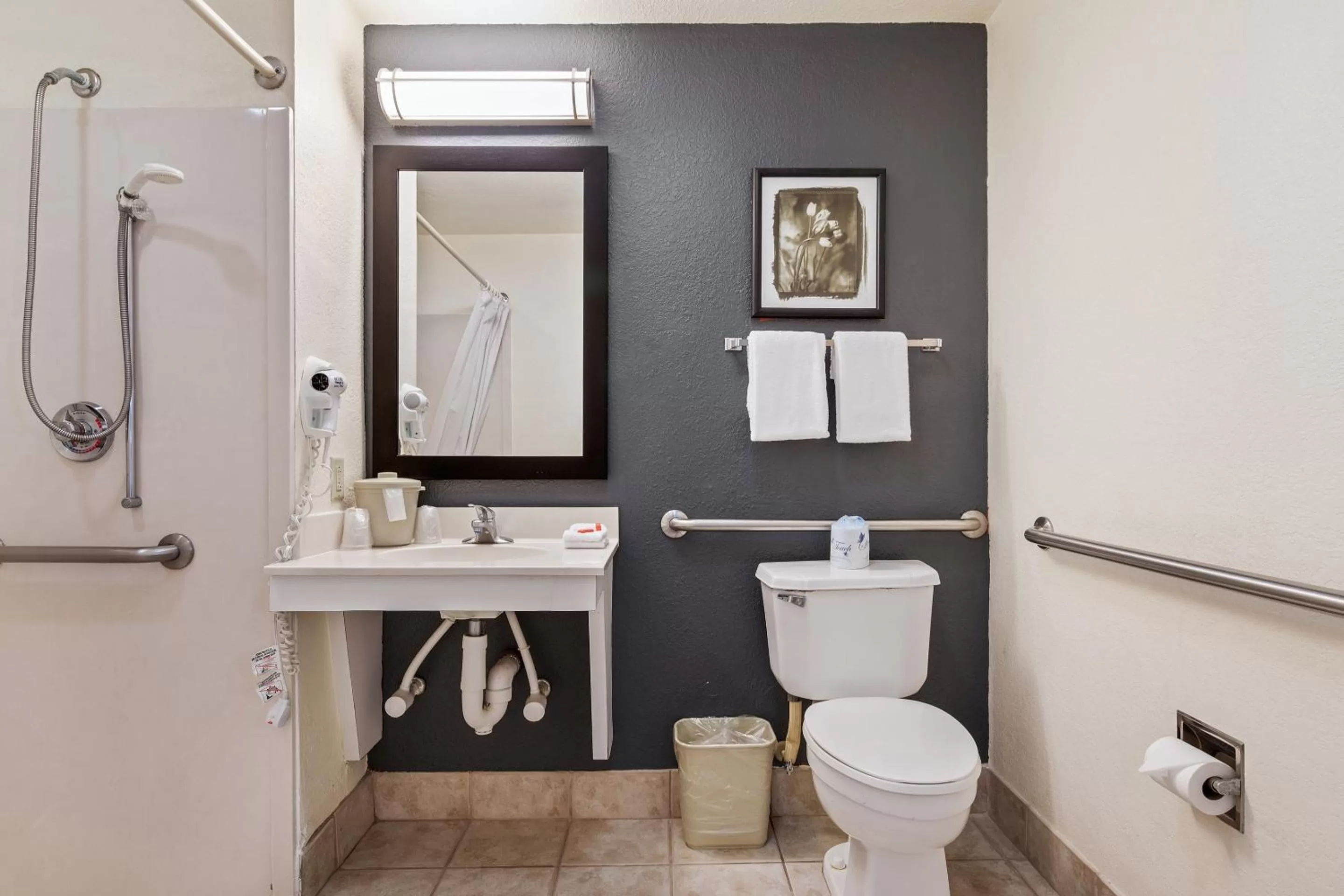 2 Full Bed Accessible in OYO Townhouse Orlando West