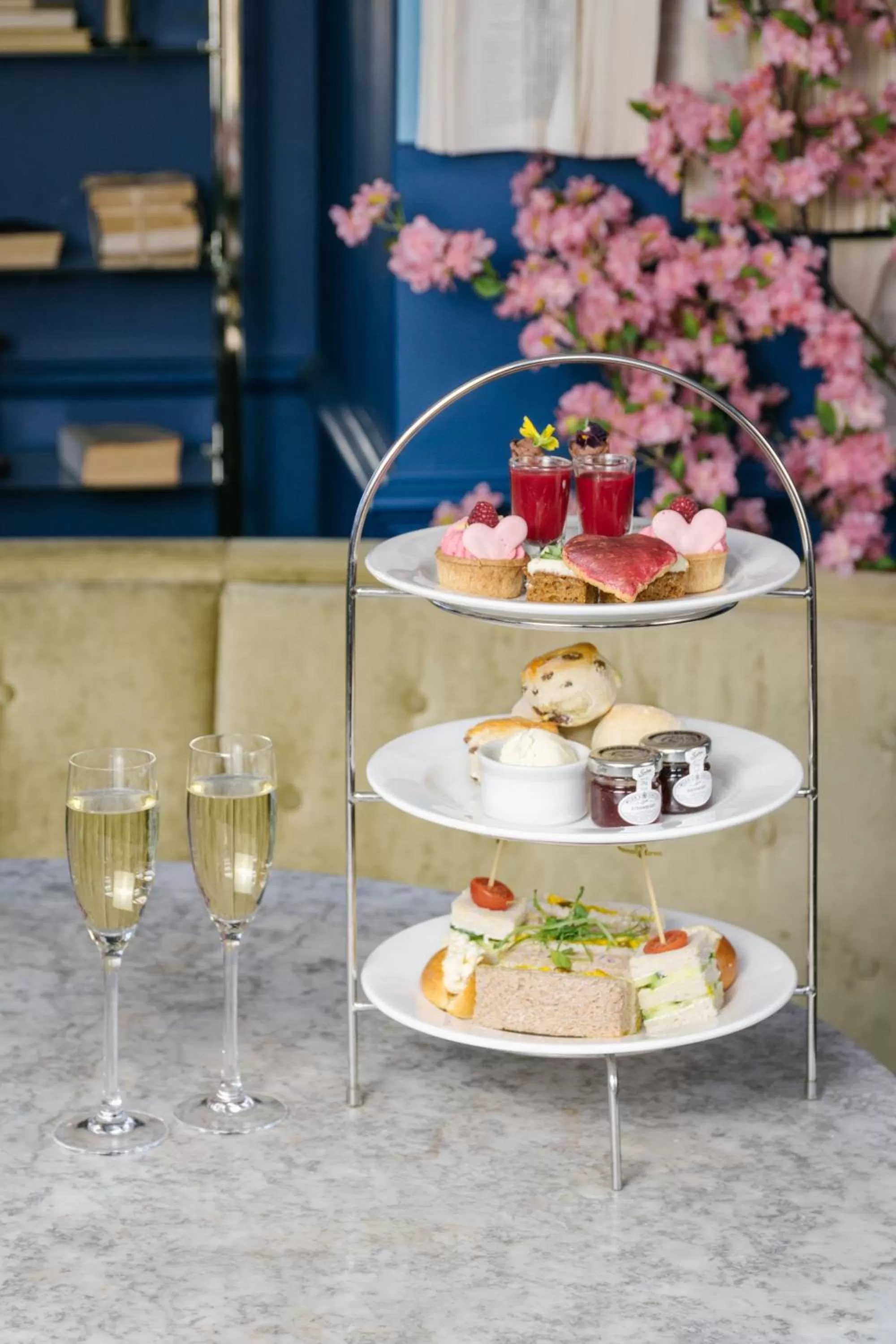 Lounge or bar in voco Grand Central Glasgow by IHG