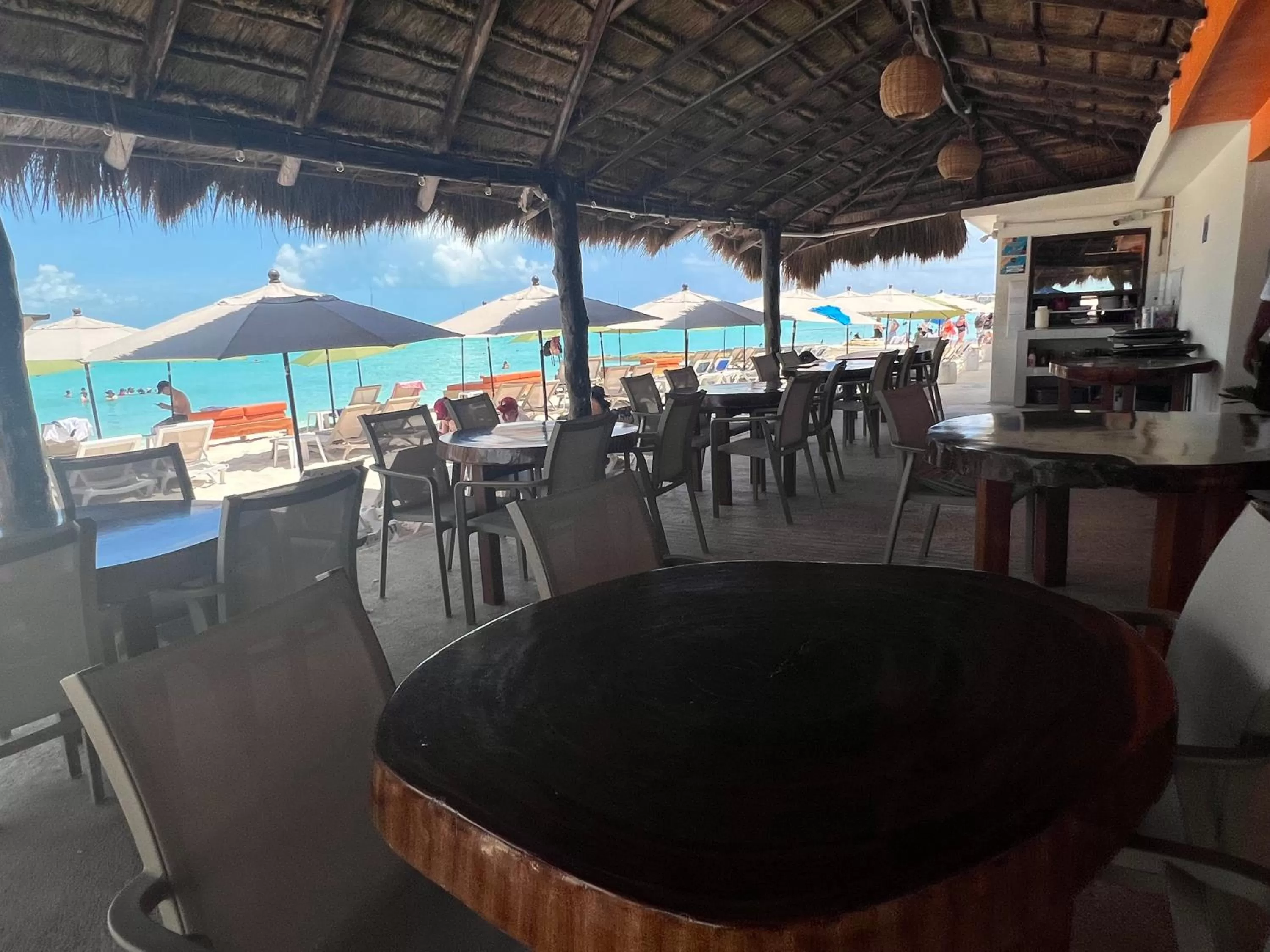 Restaurant/places to eat in Cuxos Hotel Beachfront