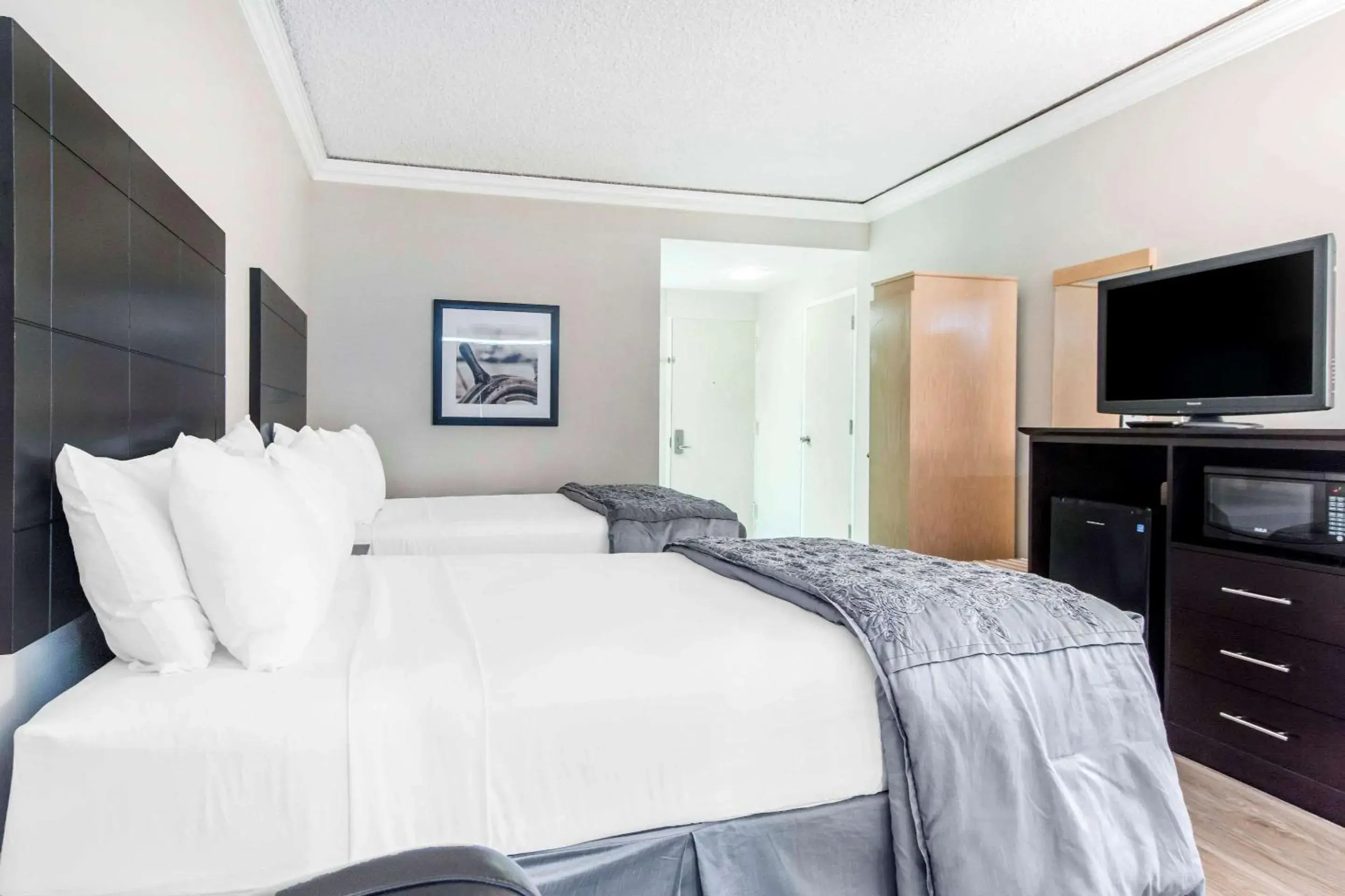 Double Room with Two Double Beds - Non-Smoking in Travelodge by Wyndham Trois-Rivieres Double Room with Two Double Beds - Non-Smoking in Travelodge by Wyndham Trois-Rivieres