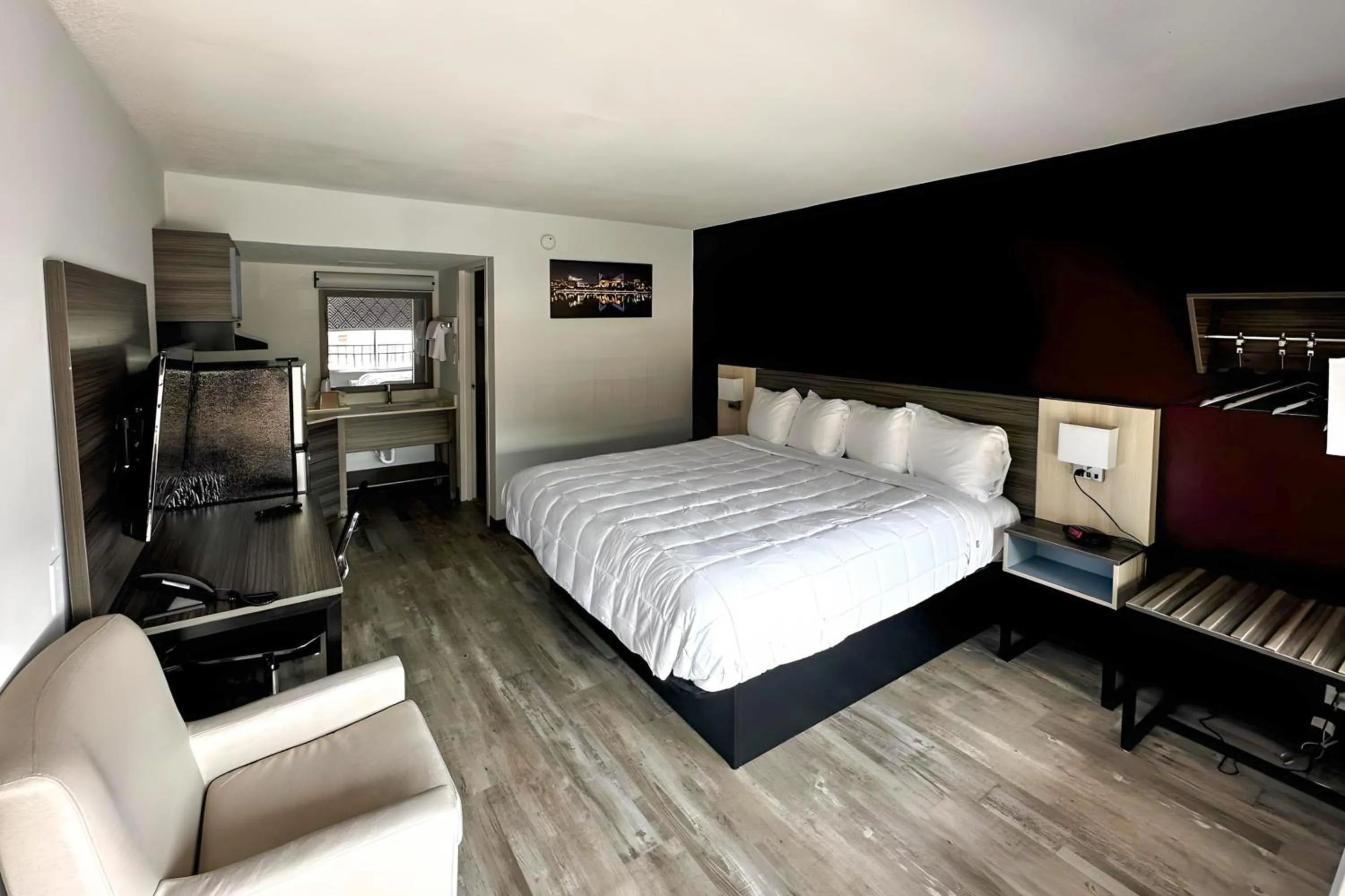 Photo of the whole room, Bed in Suburban Studios Cleveland Central